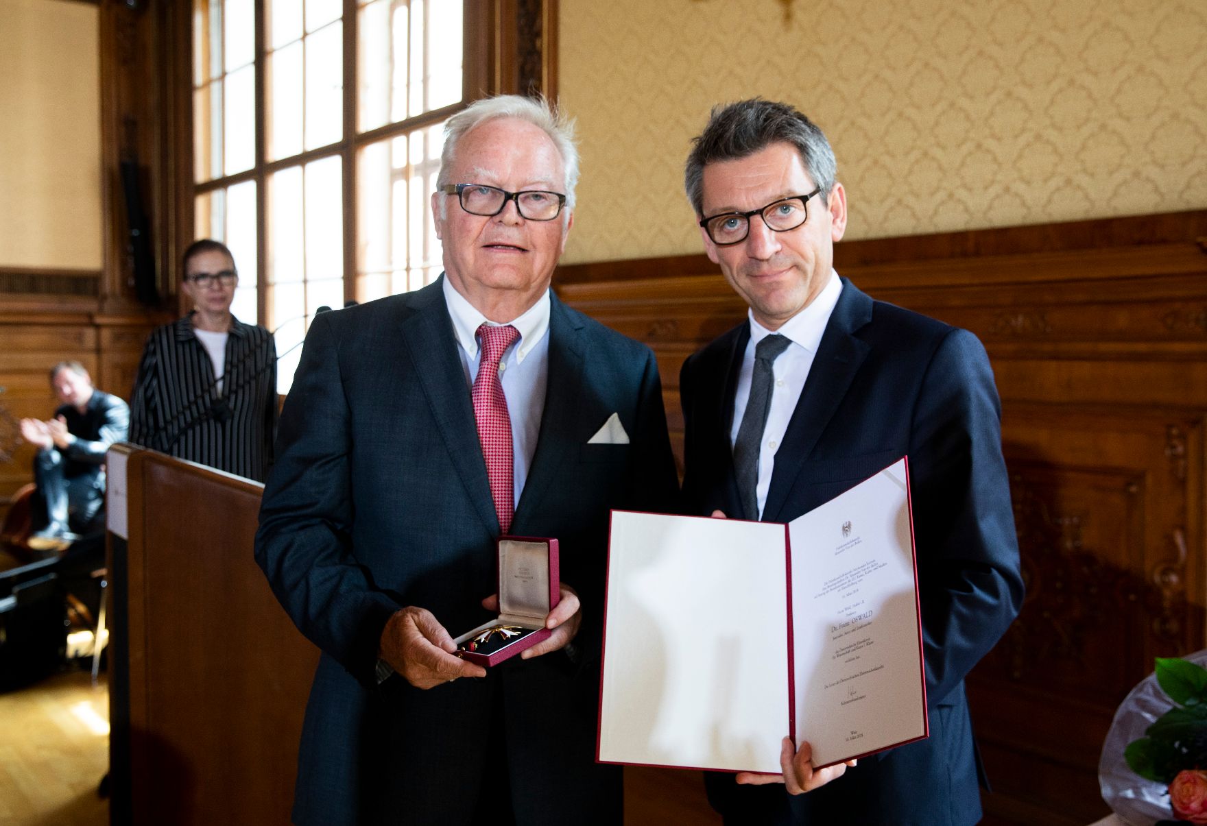 Am 4. Juli 2018 wurden das Goldene Ehrenzeichen für Verdienste um die Republik Österreich an Karl Pfeiffer und das Österreichische Ehrenkreuz für Wissenschaft und Kunst I. Klasse an Franz Oswald (l.) überreicht. Im Bild mit dem Sektionschef Jürgen Meindl (r.).
