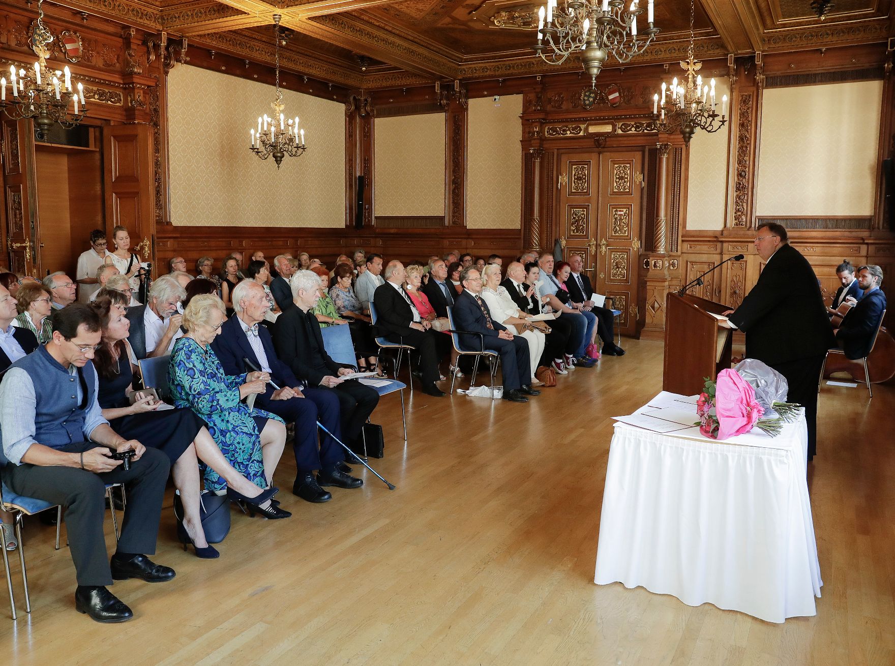 Am 4. Juli 2018 wurden die Urkunde über die Verleihung des Berufstitels Professor an Kurt Philipp und das Große Ehrenzeichen für Verdienste um die Republik Österreich an Franz Basdera überreicht. Im Bild Reinhold Hohengartner bei der Begrüßung.