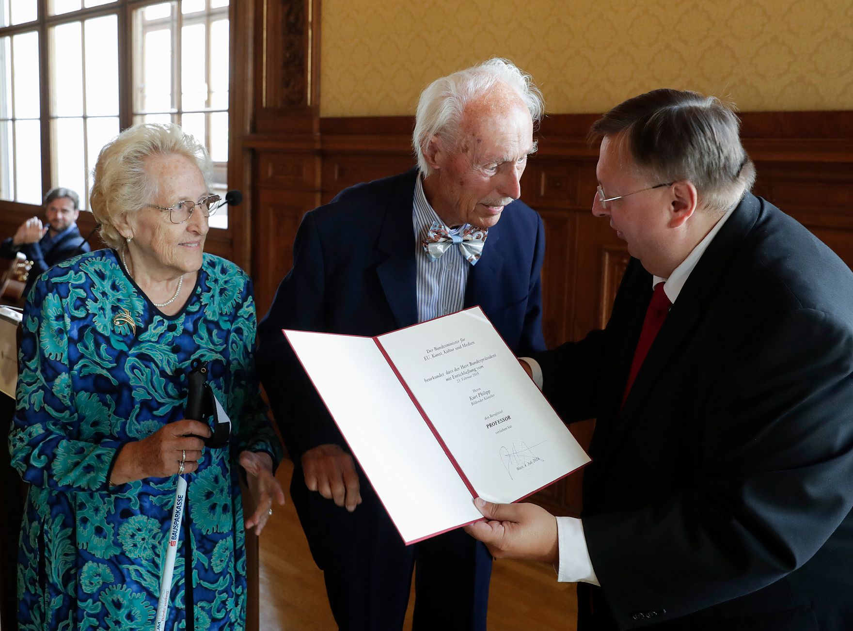 Am 4. Juli 2018 wurden die Urkunde über die Verleihung des Berufstitels Professor an Kurt Philipp (m.) und das Große Ehrenzeichen für Verdienste um die Republik Österreich an Franz Basdera überreicht. Im Bild mit Reinhold Hohengartner (r.).