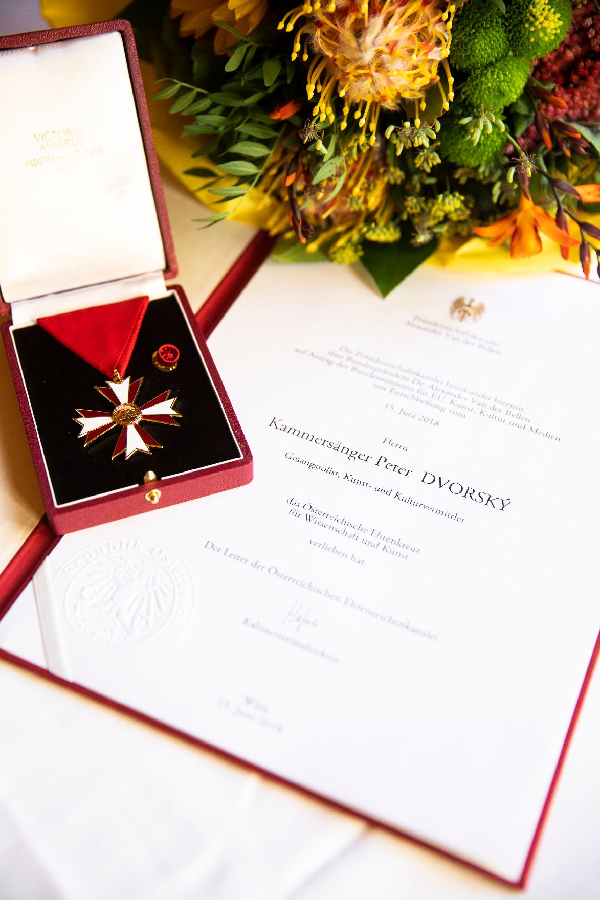 Am 27. September 2018 überreichte Sektionschef Jürgen Meindl das Österreichische Ehrenkreuz für Wissenschaft und Kunst an Kammersänger Peter Dvorský.