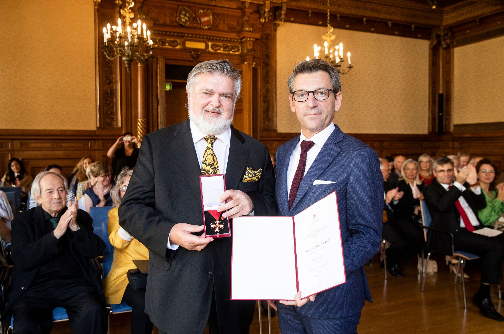 Am 27. September 2018 überreichte Sektionschef Jürgen Meindl (r.) das Österreichische Ehrenkreuz für Wissenschaft und Kunst an Kammersänger Peter Dvorský (l.).