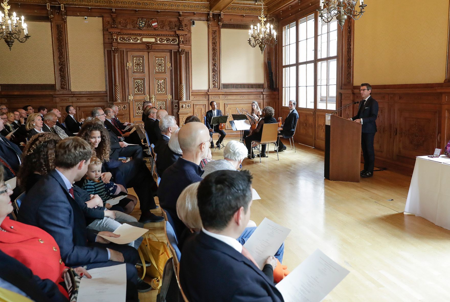 Am 15. Oktober 2018 überreichte Sektionschef Jürgen Meindl (r.) das Österreichische Ehrenkreuz für Wissenschaft und Kunst I. Klasse an Bálint András Varga und den Berufstitel Professor an Anton Gatnar.