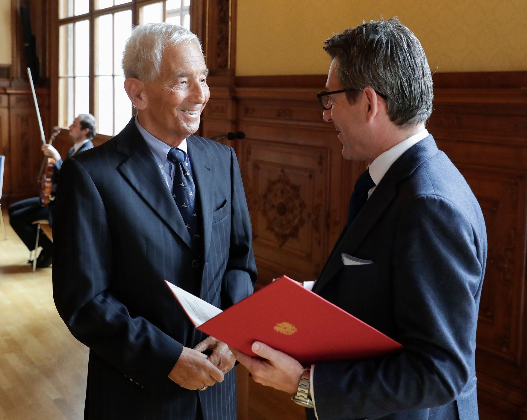 Am 15. Oktober 2018 überreichte Sektionschef Jürgen Meindl (r.) das Österreichische Ehrenkreuz für Wissenschaft und Kunst I. Klasse an Bálint András Varga (l.) und den Berufstitel Professor an Anton Gatnar.