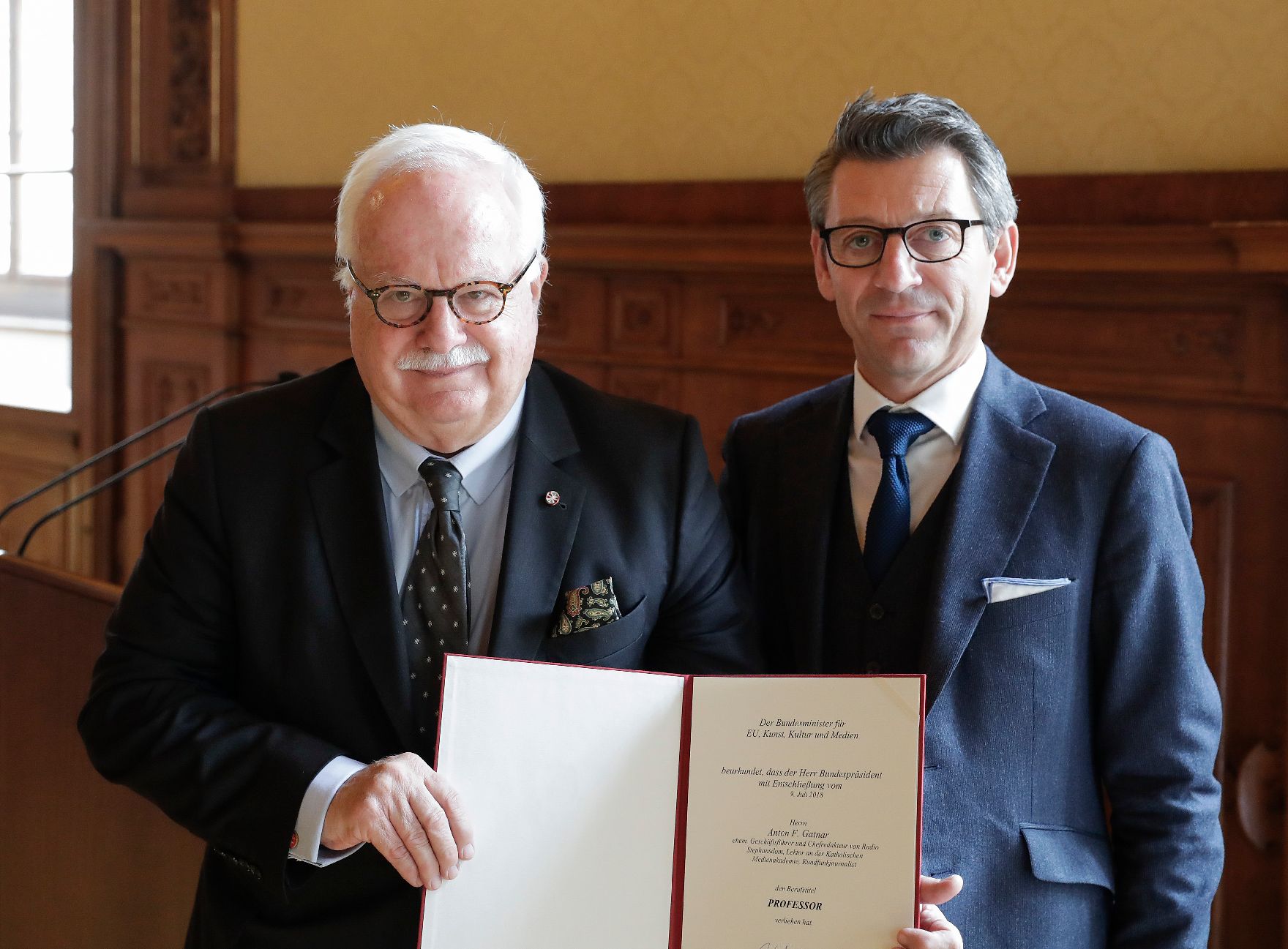 Am 15. Oktober 2018 überreichte Sektionschef Jürgen Meindl (r.) das Österreichische Ehrenkreuz für Wissenschaft und Kunst I. Klasse an Bálint András Varga und den Berufstitel Professor an Anton Gatnar (l.).