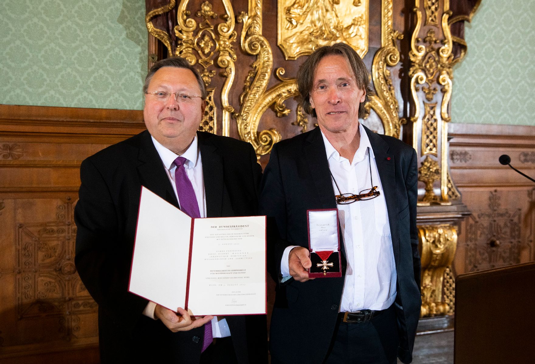 Am 22. Oktober 2018 überreichte Reinhold Hohengartner (l.) das Österreichische Ehrenkreuz für Wissenschaft und Kunst an Hubert Waldner (r.).