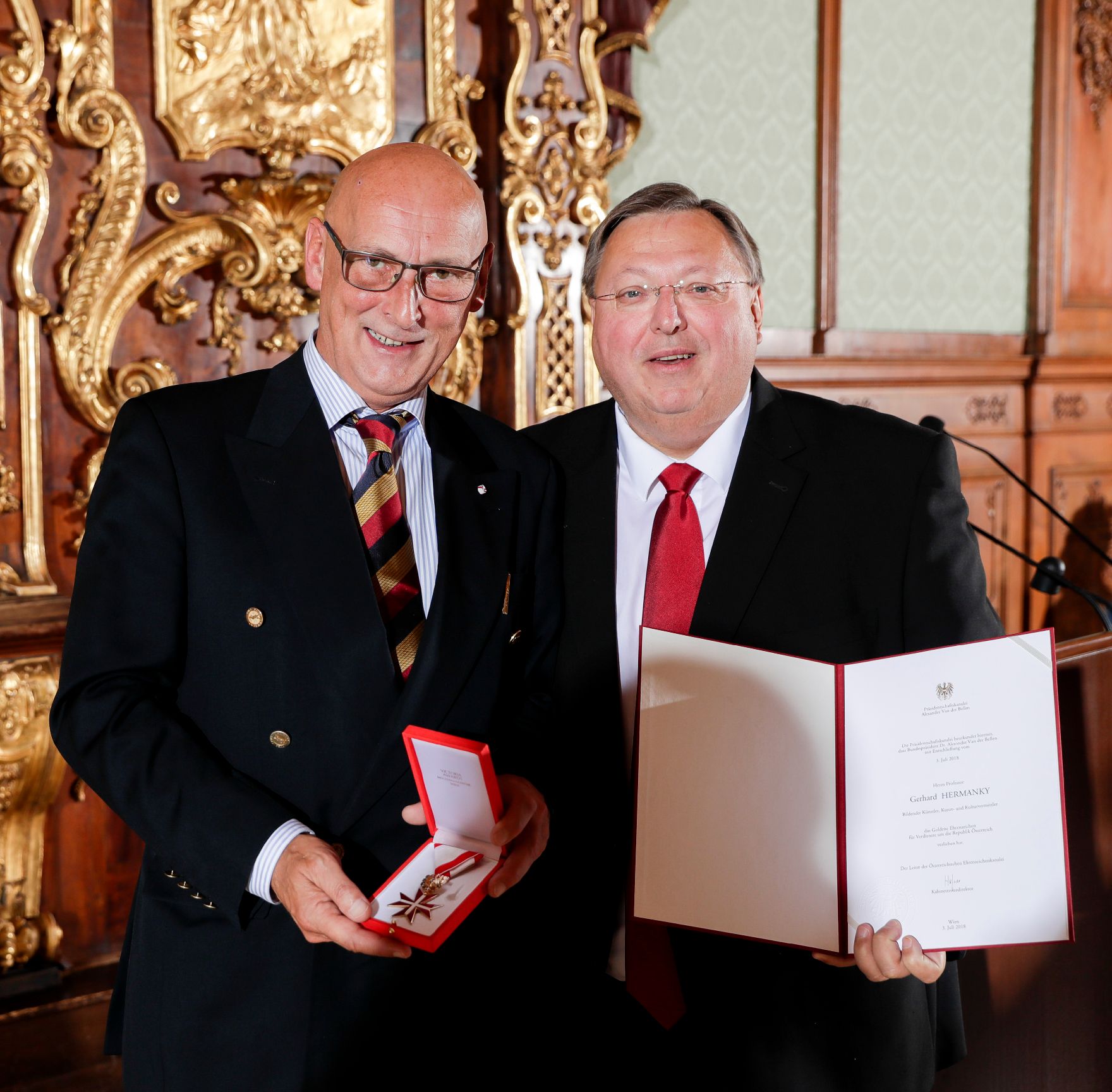 Am 23. Oktober 2018 überreichte Ministerialrat Reinhold Hohengartner (r.) das Goldene Ehrenzeichen für Verdienste um die Republik Österreich an Gerhard Hermanky (l.) und Karl Novak.