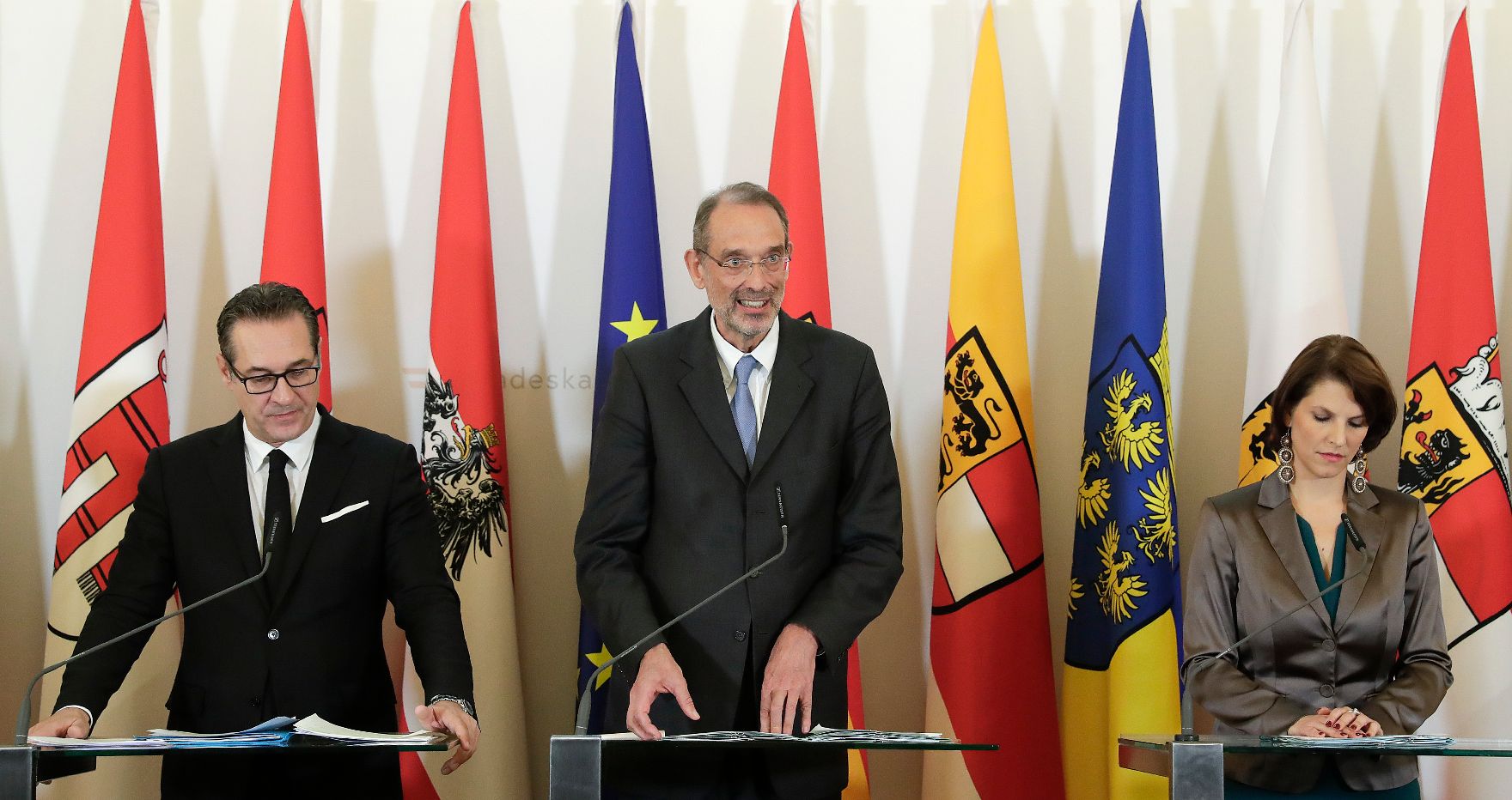 Vizekanzler Heinz-Christian Strache, Bundesminister Heinz Faßmann und Staatssekretärin Karoline Edtstadler (v.l.n.r.) beim Pressefoyer nach dem Ministerrat am 31. Oktober 2018.