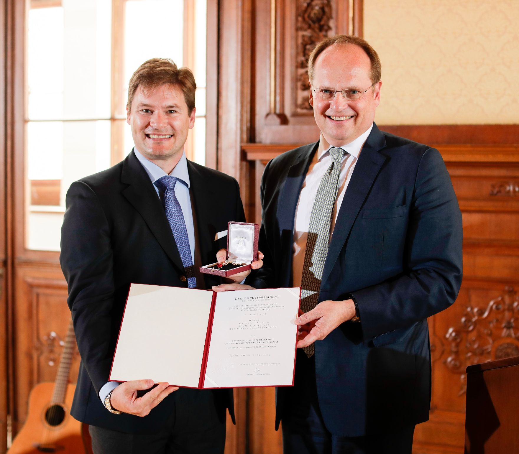 Am 7. November 2018 überreichte Christian Kircher (r.) das Österreichische Ehrenkreuz für Wissenschaft und Kunst I. Klasse an Gregor Hatala (l.).