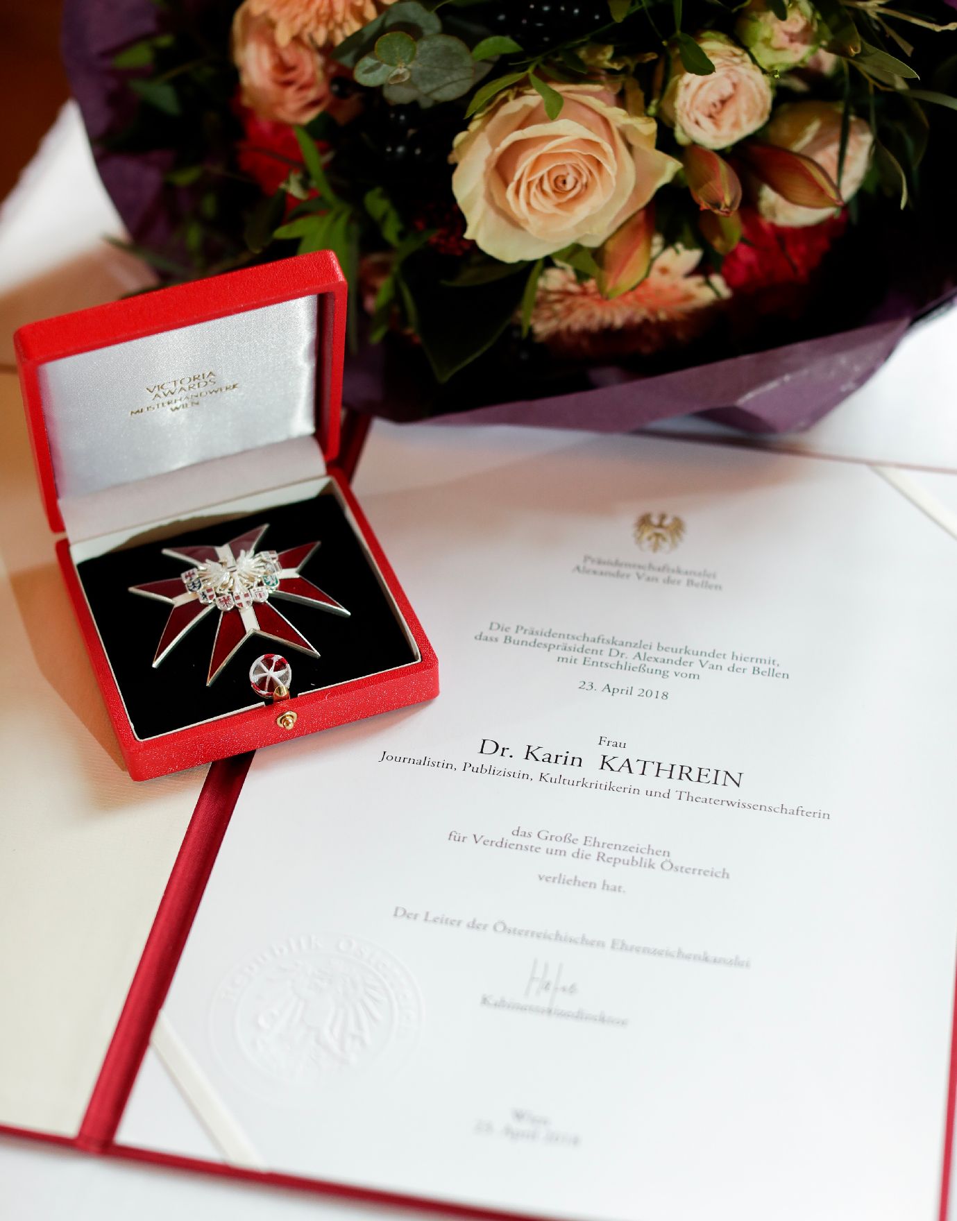 Am 7. November 2018 überreichte Sektionschef Jürgen Meindl das Große Ehrenzeichen für Verdienste um die Republik Österreich an Karin Kathrein und die Urkunde über die Verleihung des Berufstitels Professor an Stephan-Matthias Lademann.