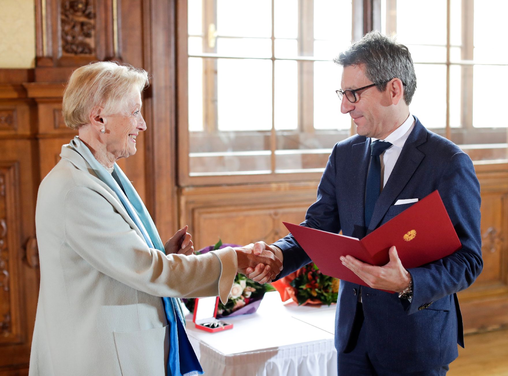Am 7. November 2018 überreichte Sektionschef Jürgen Meindl (r.) das Große Ehrenzeichen für Verdienste um die Republik Österreich an Karin Kathrein (l.) und die Urkunde über die Verleihung des Berufstitels Professor an Stephan-Matthias Lademann.