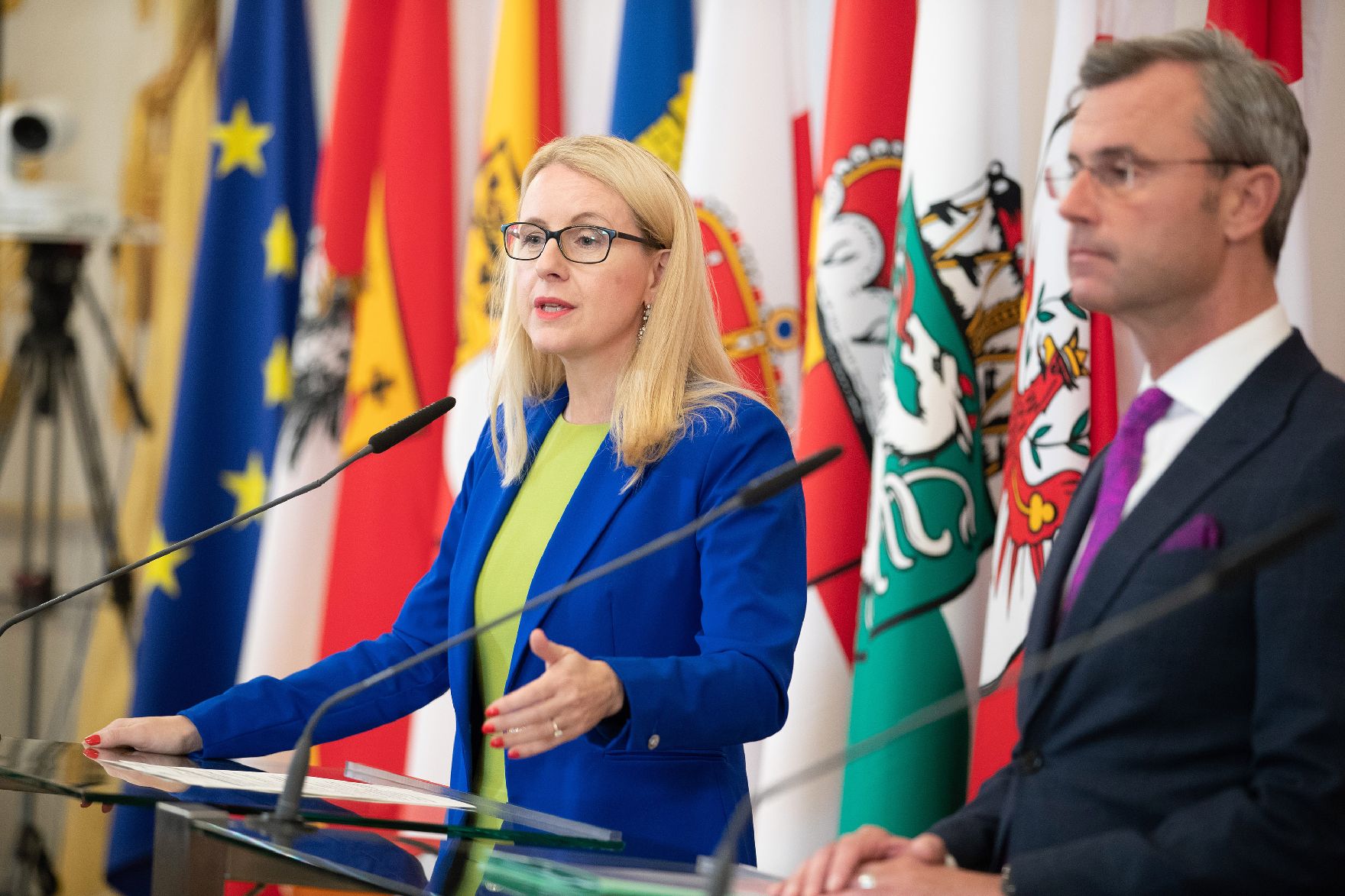 Bundesministerin Margarete Schramböck (l.) und Bundesminister Norbert Hofer (r.) beim Pressefoyer nach dem Ministerrat am 21. November 2018.