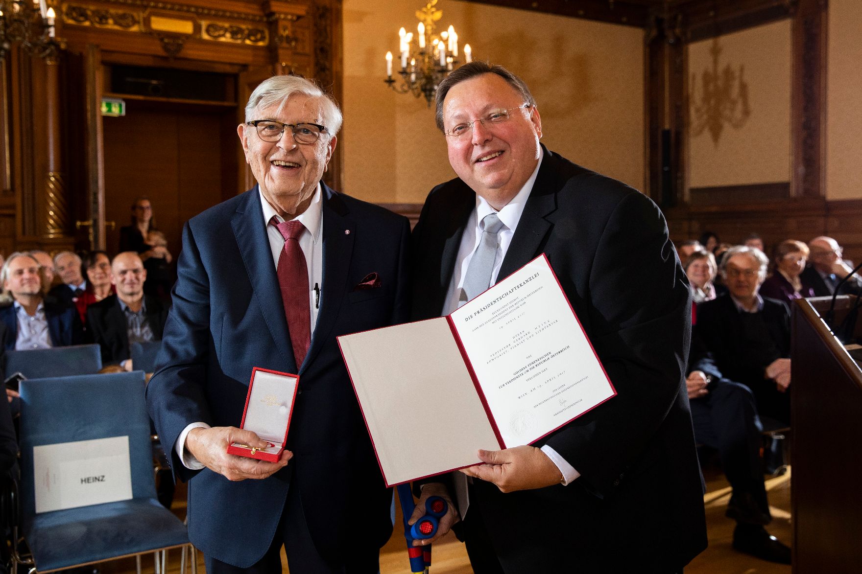 Am 3. Dezember 2018 wurden die Goldenen Ehrenzeichen für Verdienste um die Republik Österreich an Gerhard Heinz (l.) und Helmut Steubl überreicht. Im Bild mit Reinhold Hohengartner (r.).
