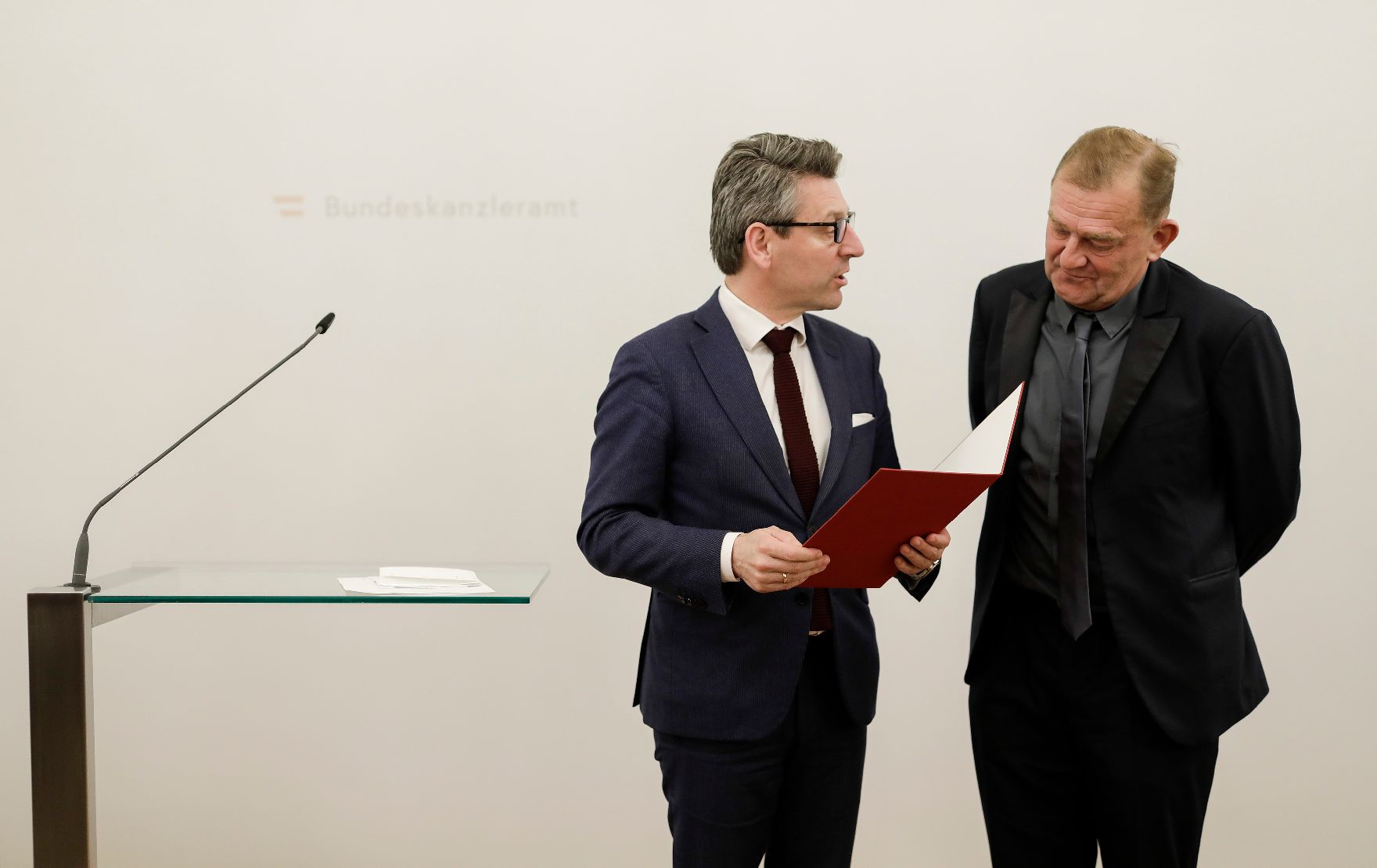 Am 25. März 2019 überreichte Sektionschef Jürgen Meindl (l.) die Urkunde, mit der Martin Zauner (r.) der Berufstitel Kammerschauspieler verliehen wurde.