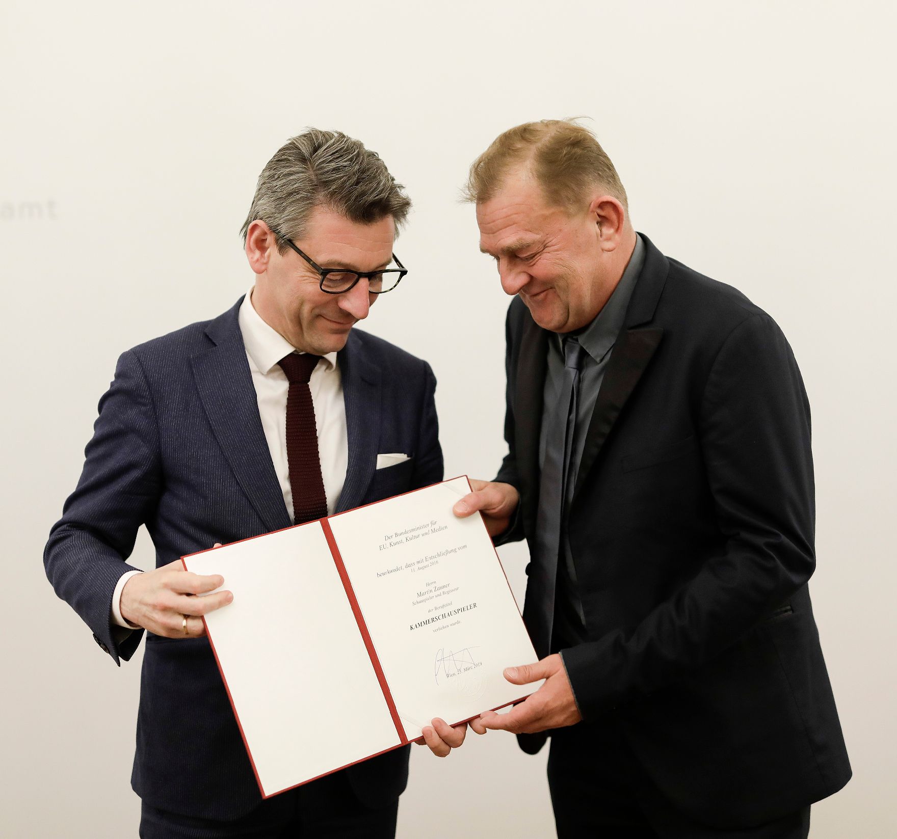 Am 25. März 2019 überreichte Sektionschef Jürgen Meindl (l.) die Urkunde, mit der Martin Zauner (r.) der Berufstitel Kammerschauspieler verliehen wurde.