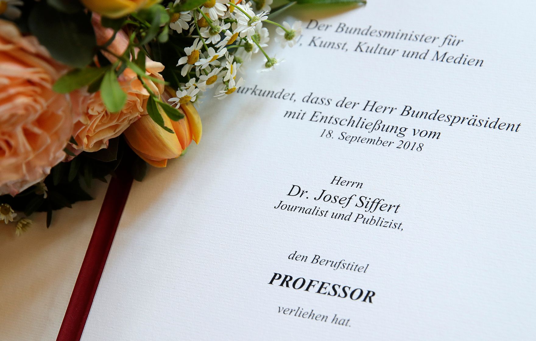 Am 17. April 2019 überreichte Reinhold Hohengartner die Urkunde über die Verleihung des Berufstitels Professor an Josef Siffert.