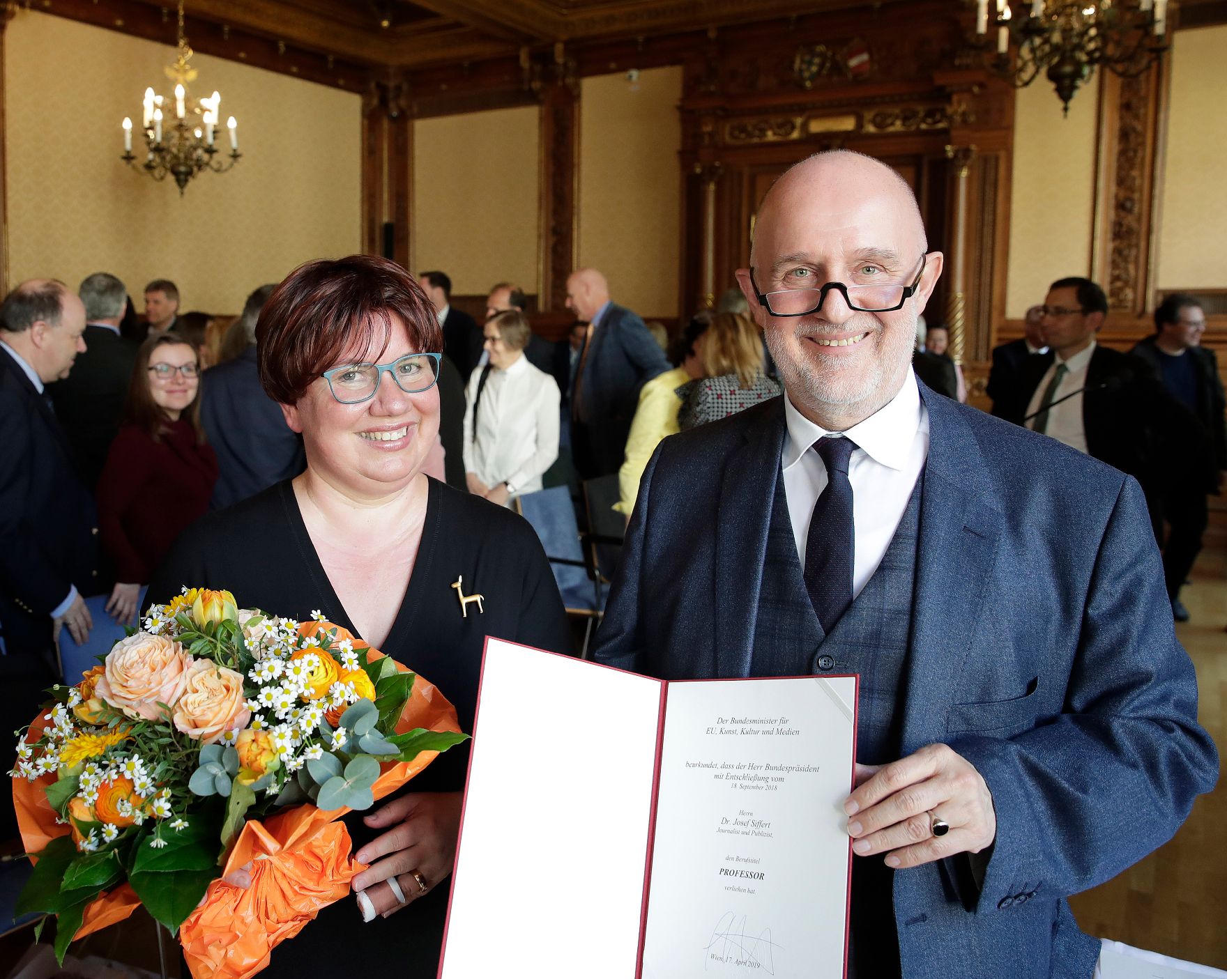 Am 17. April 2019 überreichte Reinhold Hohengartner die Urkunde über die Verleihung des Berufstitels Professor an Josef Siffert (r.).