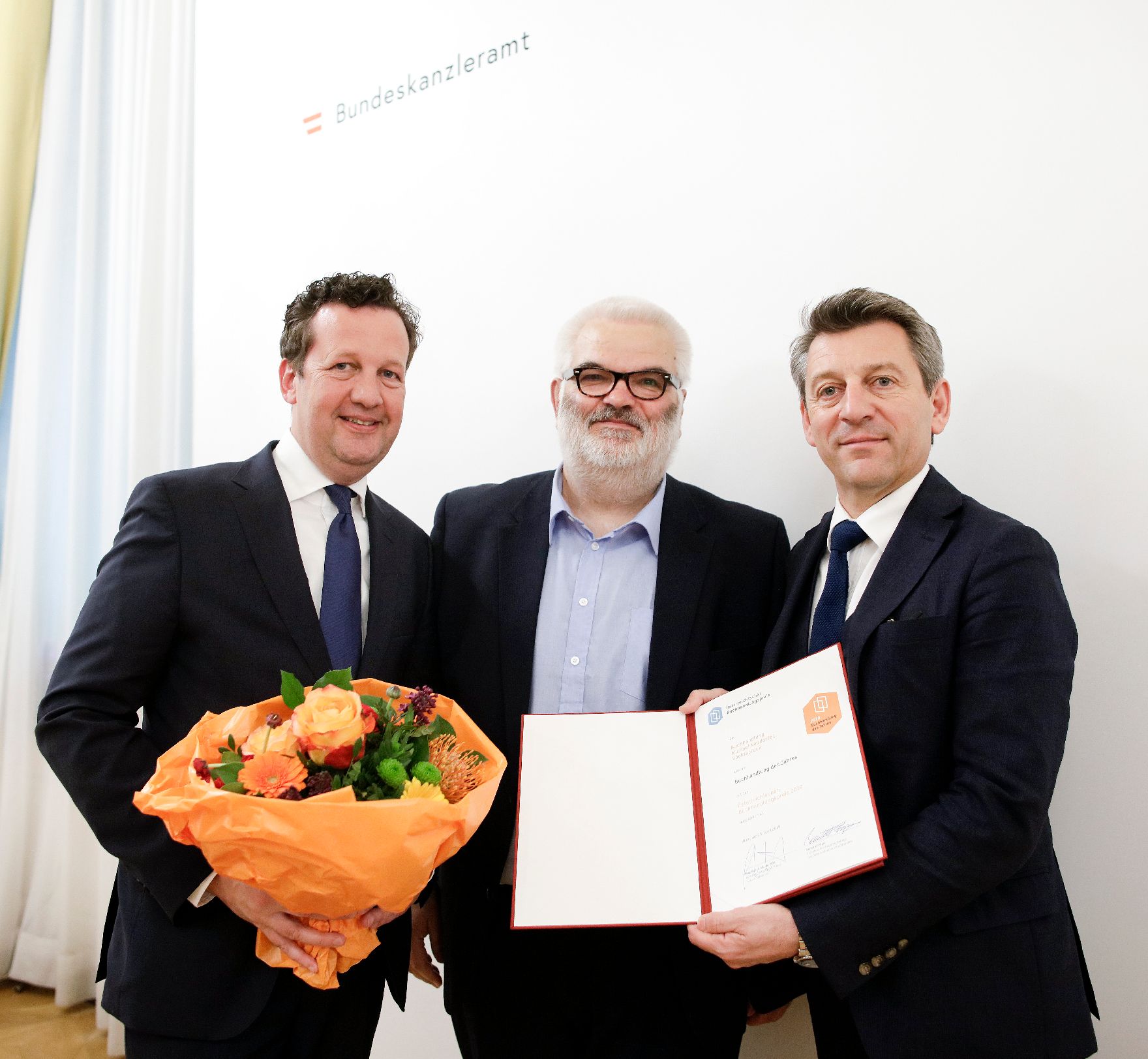 Am 25. April 2019 fand die Überreichung der Österreichischen Buchhandlungspreise durch Sektionschef Jürgen Meindl (r.) und den Präsident des Hauptverbandes des Österreichischen Buchhandels, Benedikt Föger (l.) statt.
