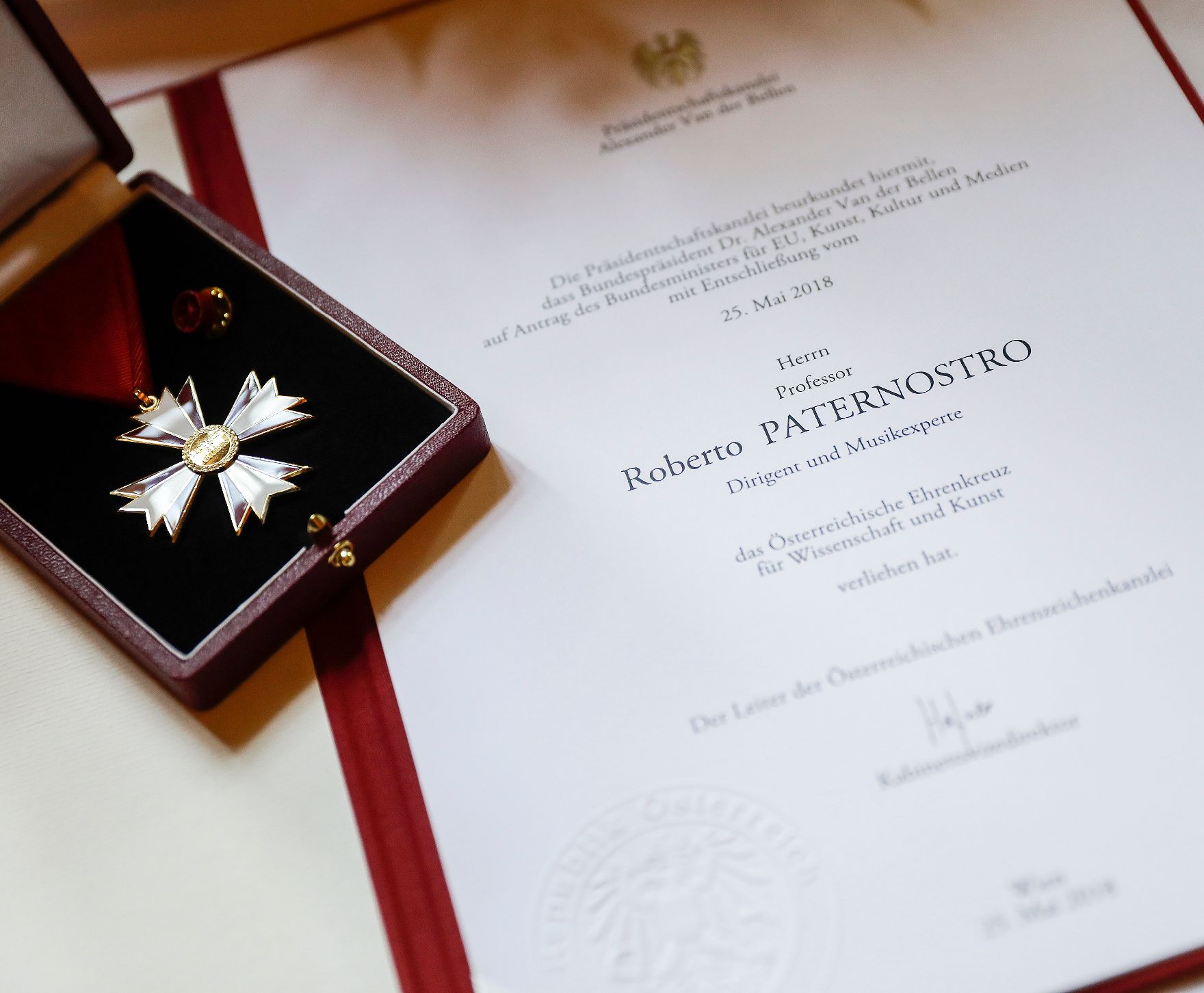 Am 07. Juni 2019 überreichte Sektionschef Jürgen Meindl das Österreichische Ehrenkreuz für Wissenschaft und Kunst I. Klasse an Roberto Paternostro.