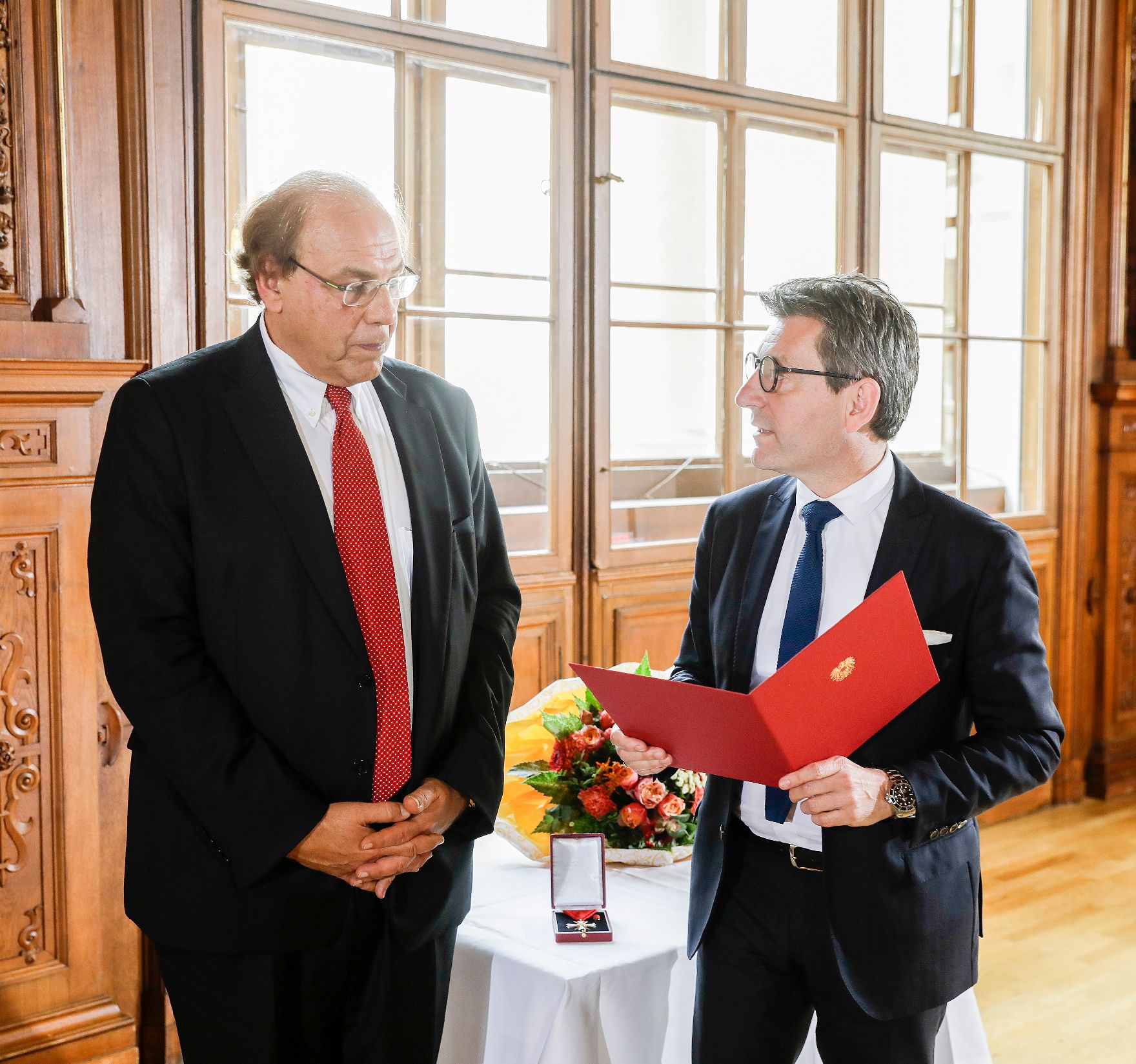Am 07. Juni 2019 überreichte Sektionschef Jürgen Meindl (r.) das Österreichische Ehrenkreuz für Wissenschaft und Kunst I. Klasse an Roberto Paternostro (l.).