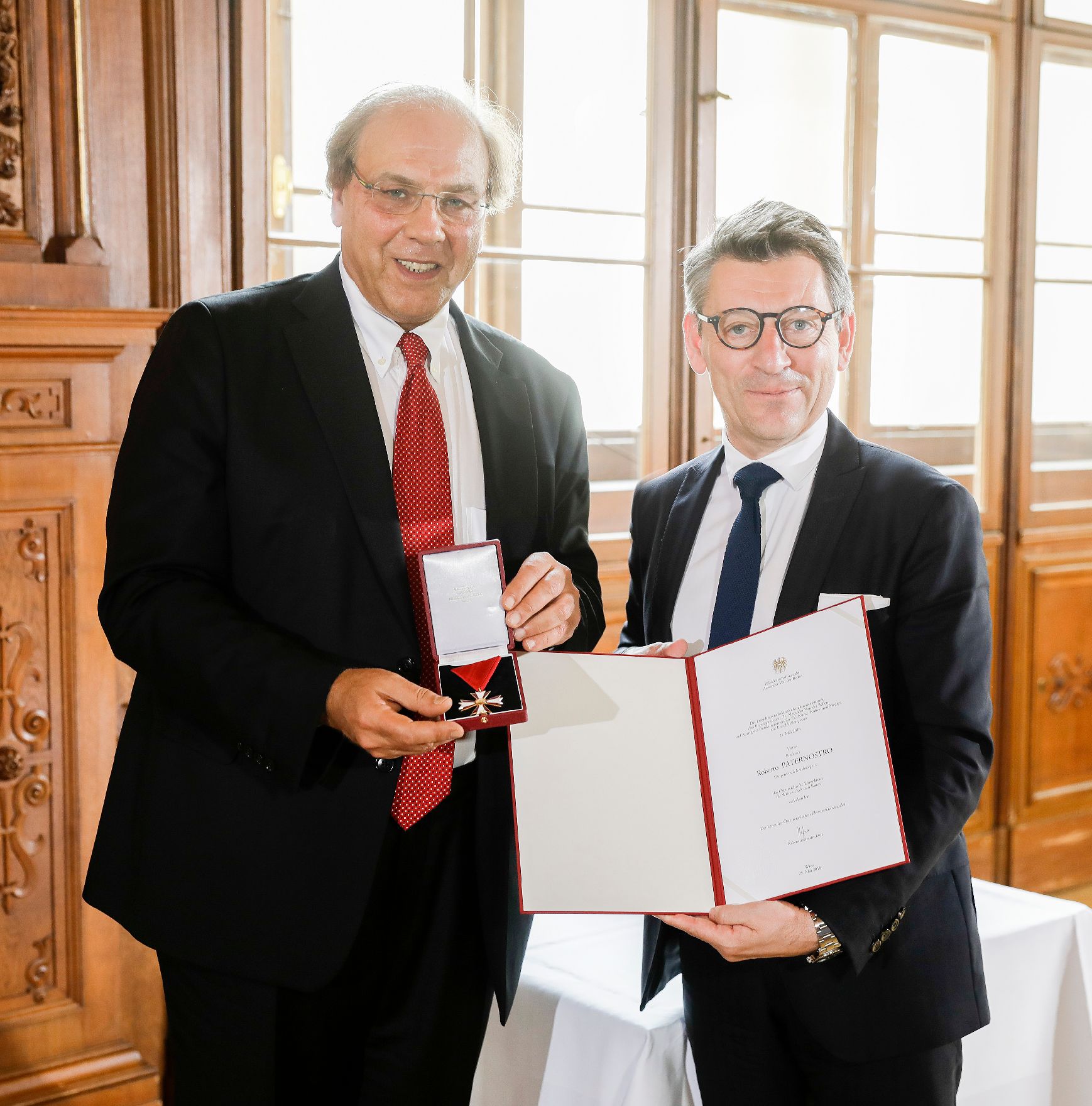 Am 07. Juni 2019 überreichte Sektionschef Jürgen Meindl (r.) das Österreichische Ehrenkreuz für Wissenschaft und Kunst I. Klasse an Roberto Paternostro (l.).