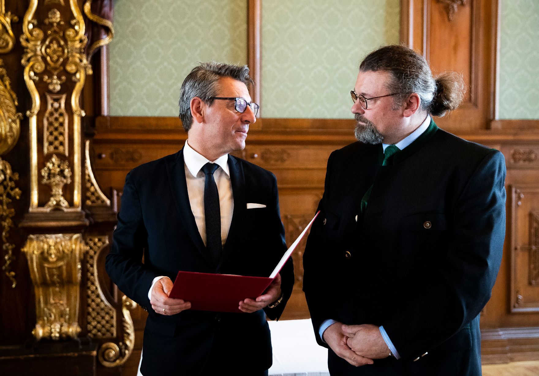 Am 24. Juni 2019 überreichte Sektionschef Jürgen Meindl (l.) das Goldene Ehrenzeichen für Verdienste um die Republik Österreich an Regine Koch und die Urkunden, mit denen Josef Bednarik, Maximilian Feyertag und Michael Zottl (r.) der Berufstitel Professor verliehen wurde.