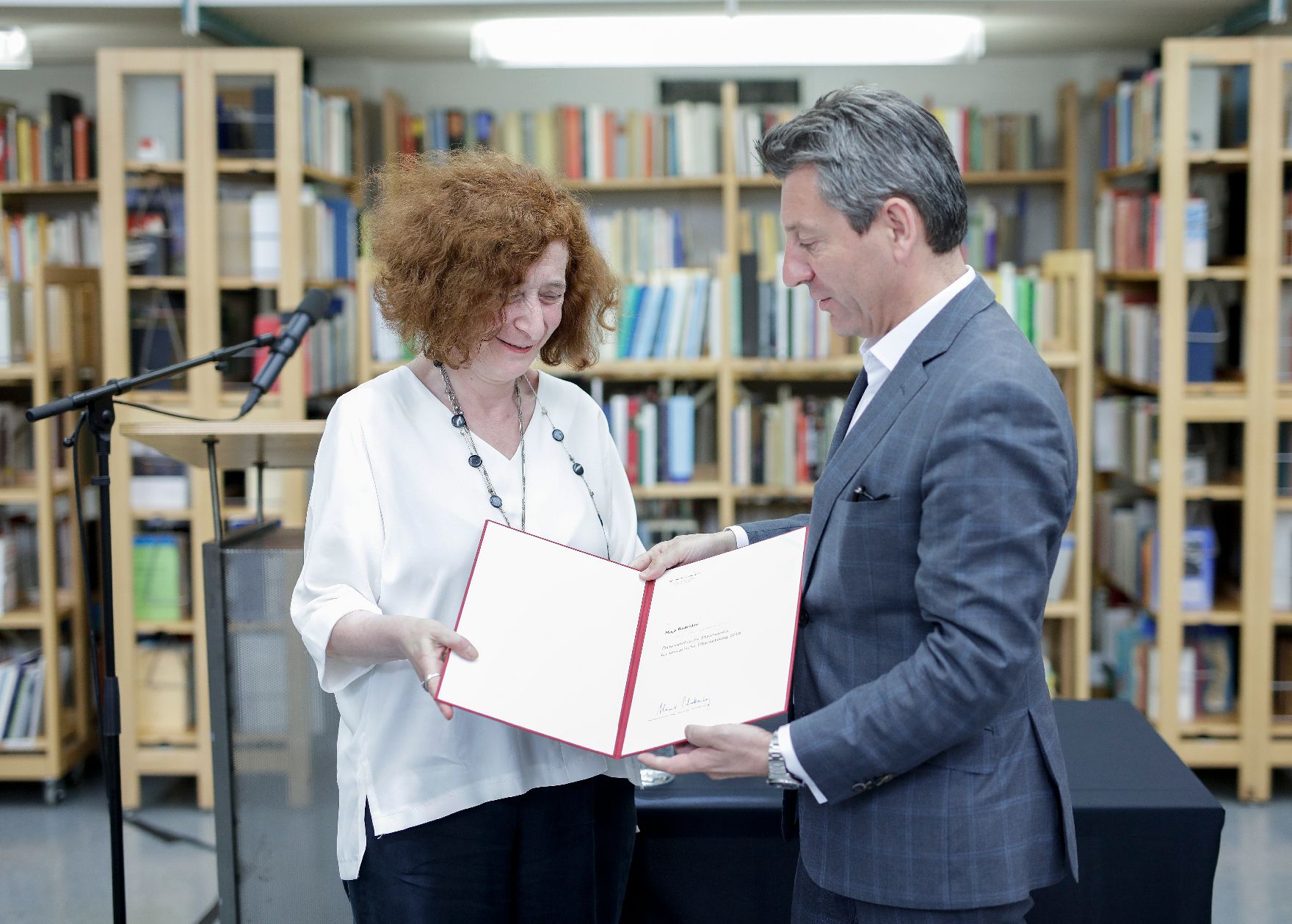 Am 30. Juni 2019 überreichte Sektionschef Jürgen Meindl (r.) die Staatspreise für literarische Übersetzung an Cornelius Hell und an Maja Badridze (l.).