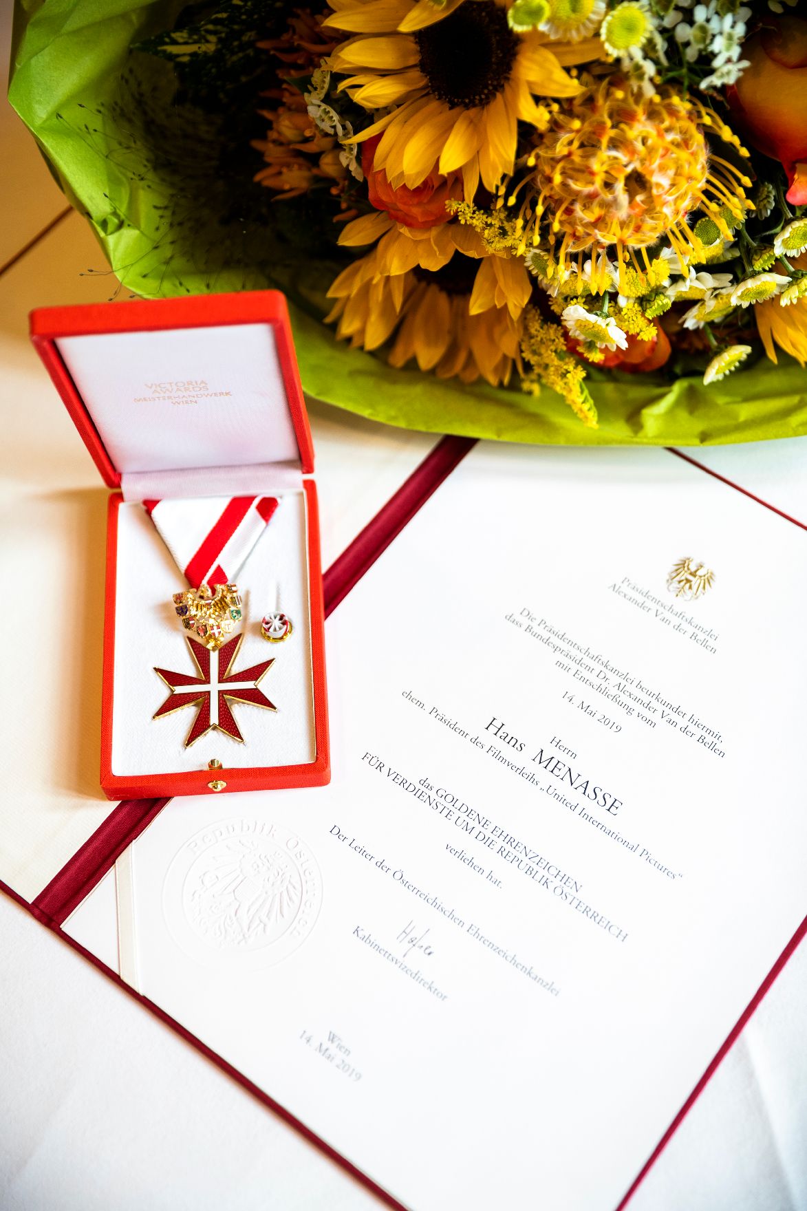 Am 7. Oktober 2019 überreichte Sektionschef Jürgen Meindl das Goldene Ehrenzeichen für Verdienste um die Republik Österreich an Hans Menasse.