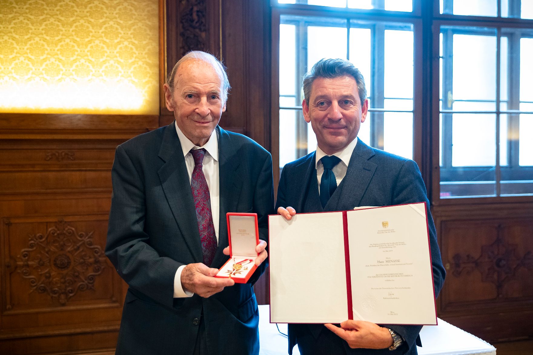Am 7. Oktober 2019 überreichte Sektionschef Jürgen Meindl (r.) das Goldene Ehrenzeichen für Verdienste um die Republik Österreich an Hans Menasse (l.).