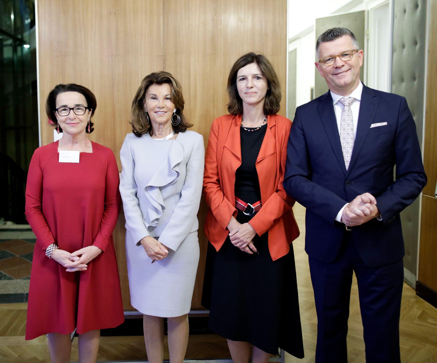 Am 11. Oktober 2019 nahm Bundeskanzlerin Brigitte Bierlein an dem Treffen der deutschsprachigen Ethikkommissionen zum Thema "Desinformation in der Medizin" teil.