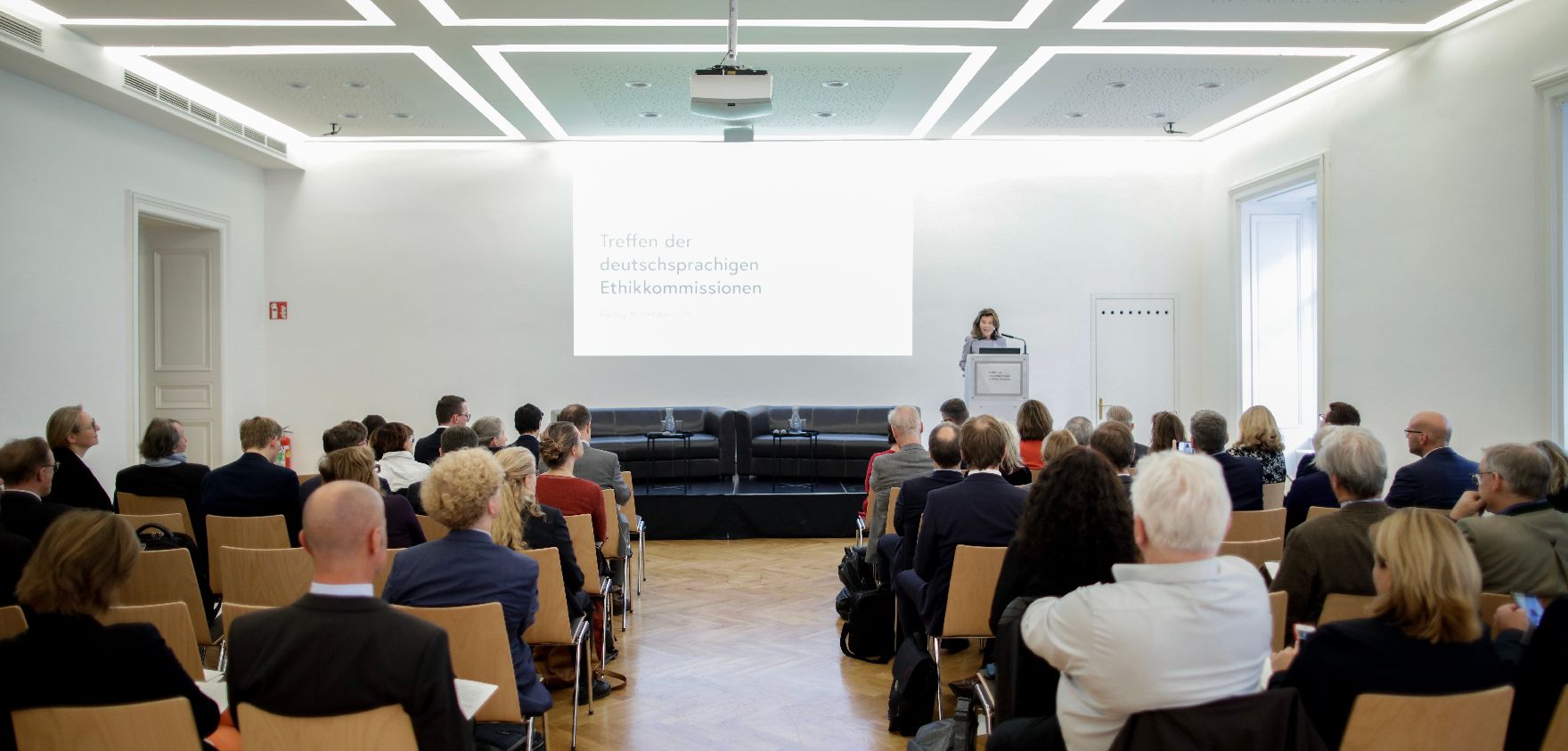 Am 11. Oktober 2019 nahm Bundeskanzlerin Brigitte Bierlein an dem Treffen der deutschsprachigen Ethikkommissionen zum Thema "Desinformation in der Medizin" teil.