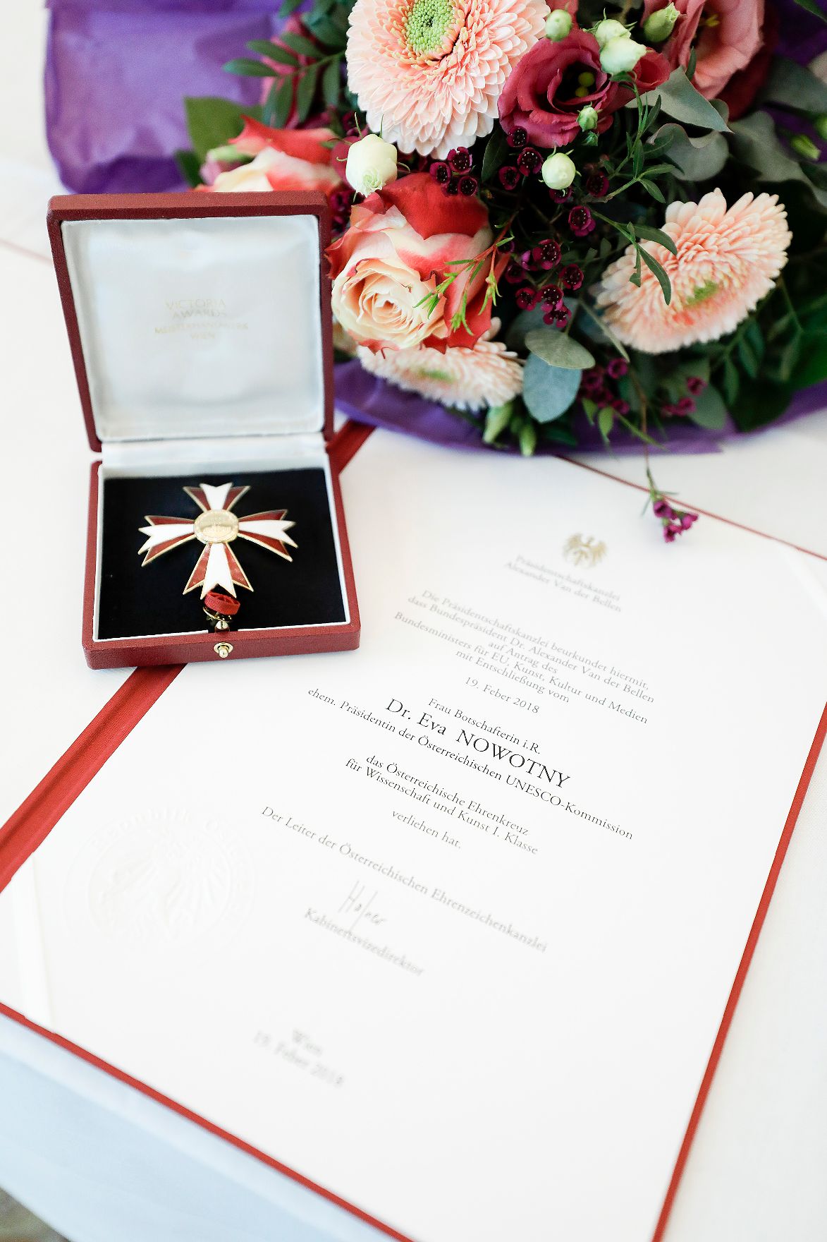 Am 22. Oktober 2019 überreichte Sektionschef Jürgen Meindl das Österreichische Ehrenkreuz für Wissenschaft und Kunst I. Klasse an Eva Nowotny.