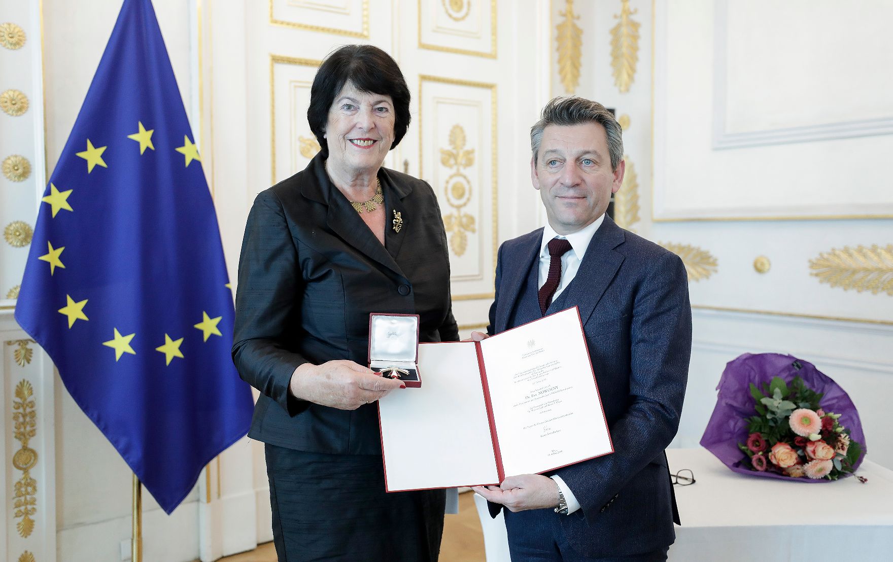 Am 22. Oktober 2019 überreichte Sektionschef Jürgen Meindl (r.) das Österreichische Ehrenkreuz für Wissenschaft und Kunst I. Klasse an Eva Nowotny (l.).