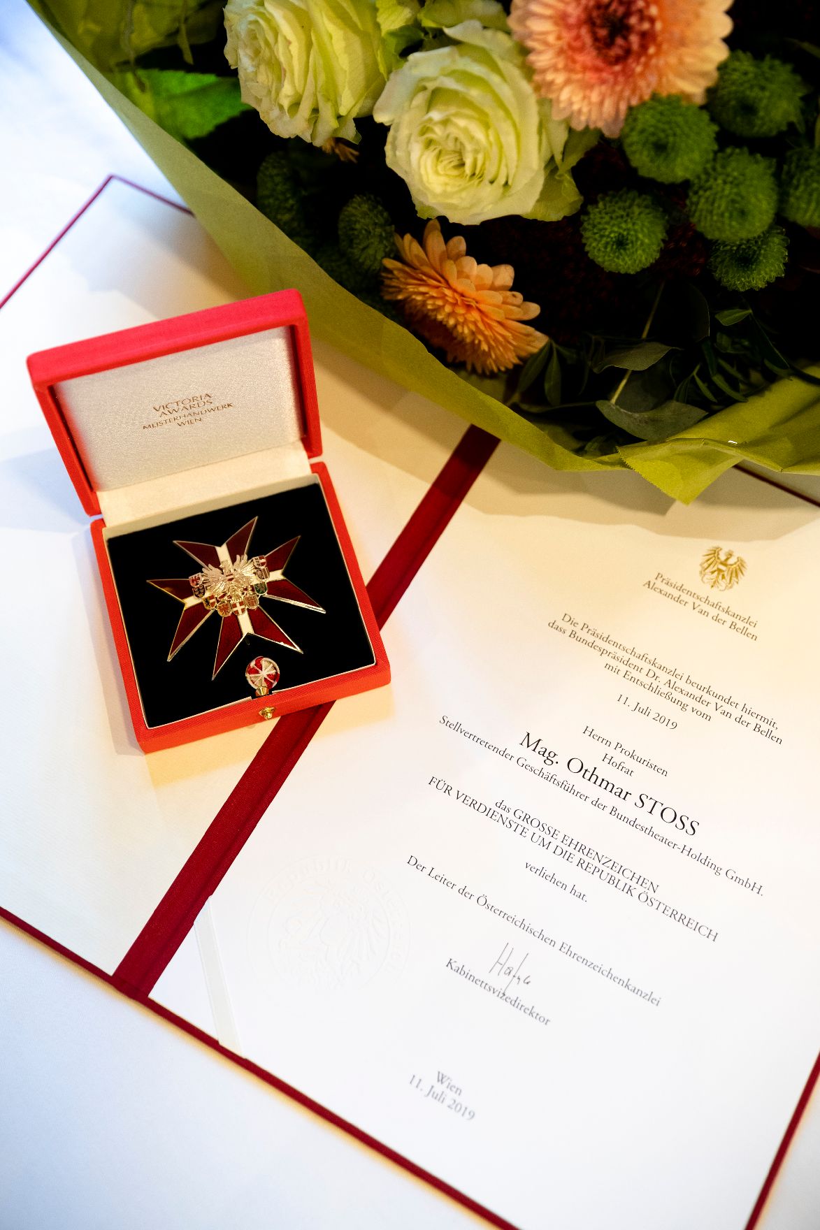 Am 25. Oktober 2019 überreichte Sektionschef Jürgen Meindl das Goldene Ehrenzeichen für Verdienste um die Republik Österreich an Othmar Stoss.