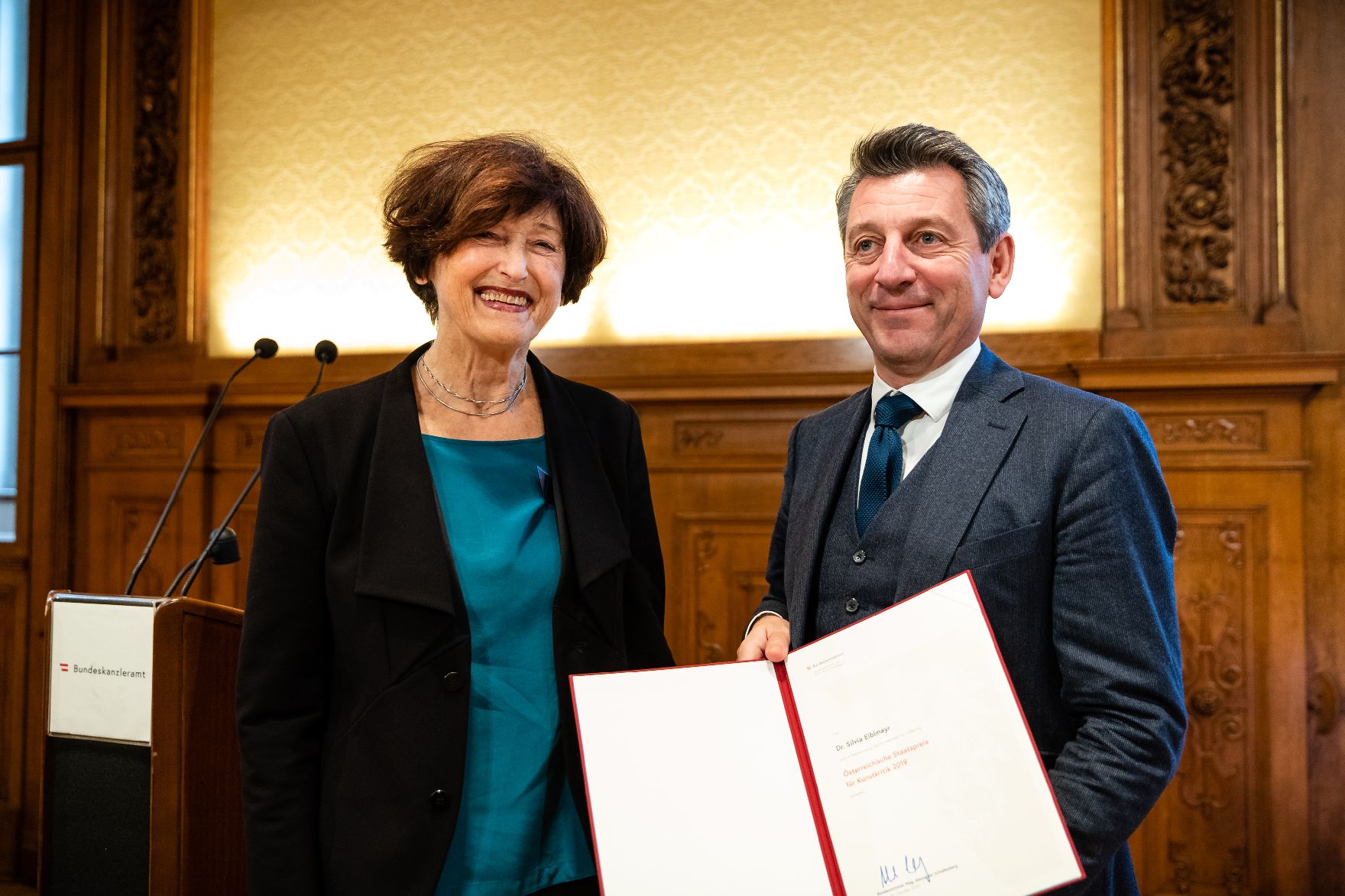Am 28. Oktober 2019 verlieh Sektionschef Jürgen Meindl (r.) den Österreichischen Staatspreis für Kunstkritik an Silvia Eiblmayr (l.).