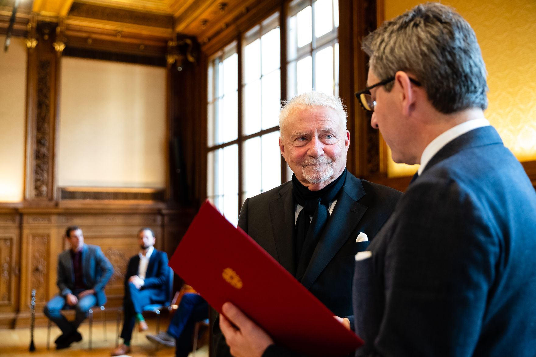 Am 22. November 2019 überreichte Sektionschef Jürgen Meindl (r.) das Goldene Ehrenzeichen für Verdienste um die Republik Österreich an Erich Martin Wolf (l.) und die Urkunde, mit der Wolfgang Klivana der Berufstitel Professor verliehen wurde.
