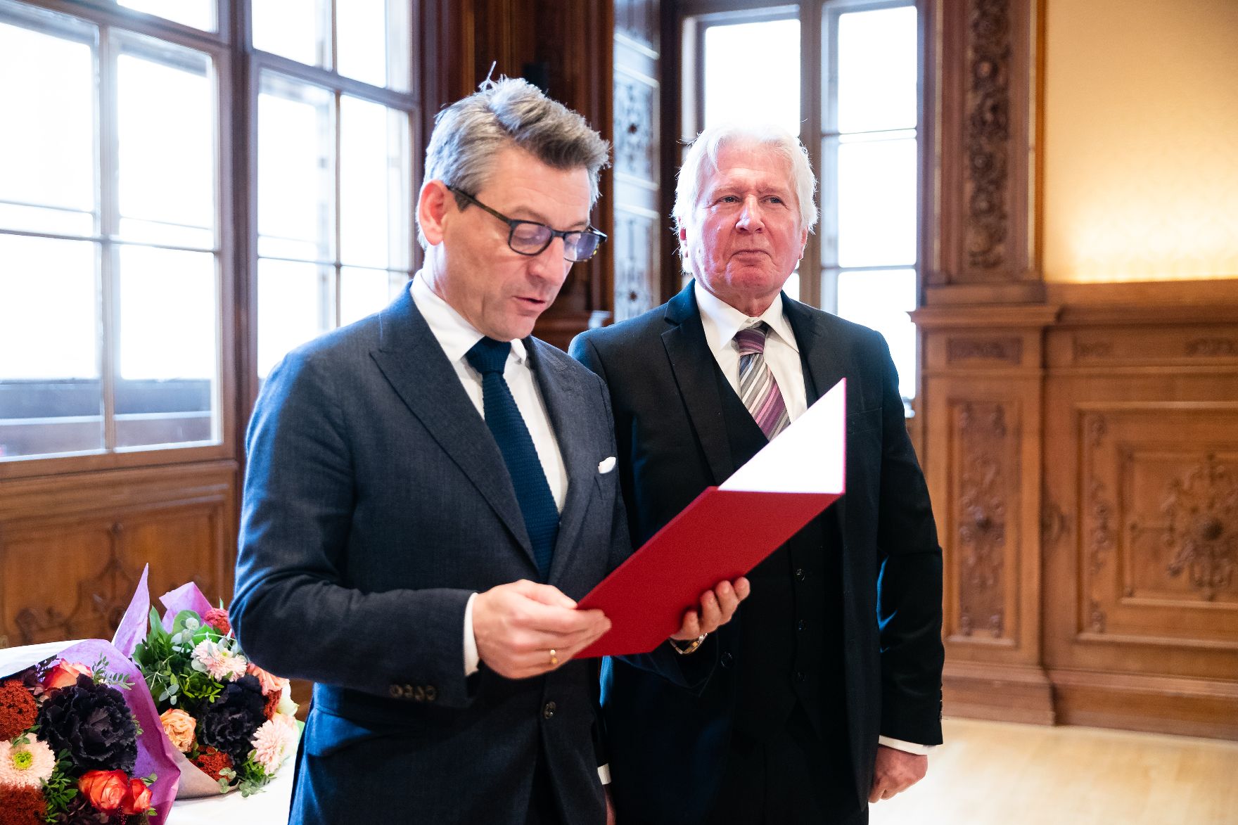 Am 22. November 2019 überreichte Sektionschef Jürgen Meindl (l.) das Goldene Ehrenzeichen für Verdienste um die Republik Österreich an Erich Martin Wolf und die Urkunde, mit der Wolfgang Klivana (r.) der Berufstitel Professor verliehen wurde.