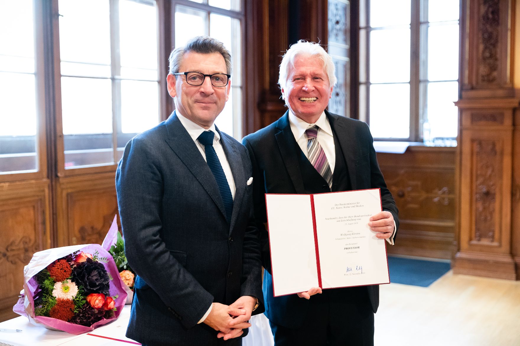 Am 22. November 2019 überreichte Sektionschef Jürgen Meindl (l.) das Goldene Ehrenzeichen für Verdienste um die Republik Österreich an Erich Martin Wolf und die Urkunde, mit der Wolfgang Klivana (r.) der Berufstitel Professor verliehen wurde.