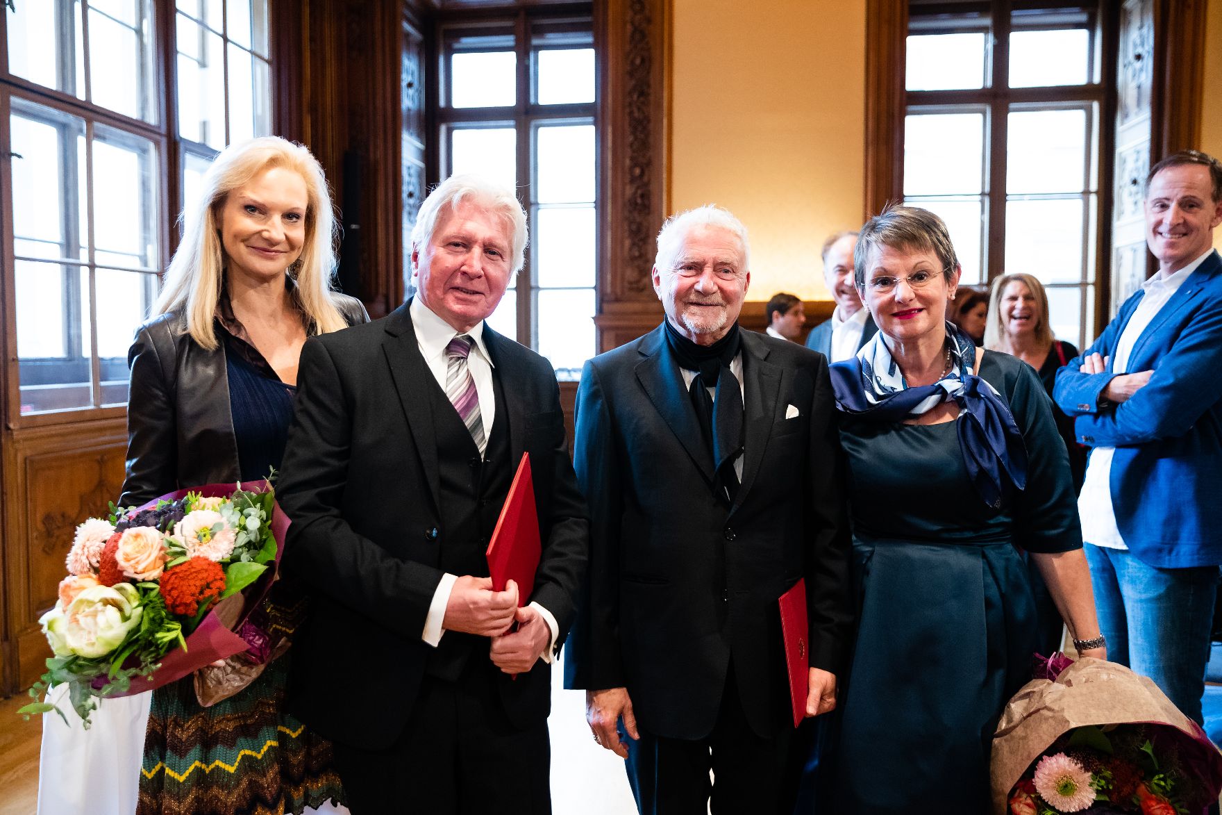 Am 22. November 2019 überreichte Sektionschef Jürgen Meindl das Goldene Ehrenzeichen für Verdienste um die Republik Österreich an Erich Martin Wolf (m.r.) und die Urkunde, mit der Wolfgang Klivana (m.l.) der Berufstitel Professor verliehen wurde.