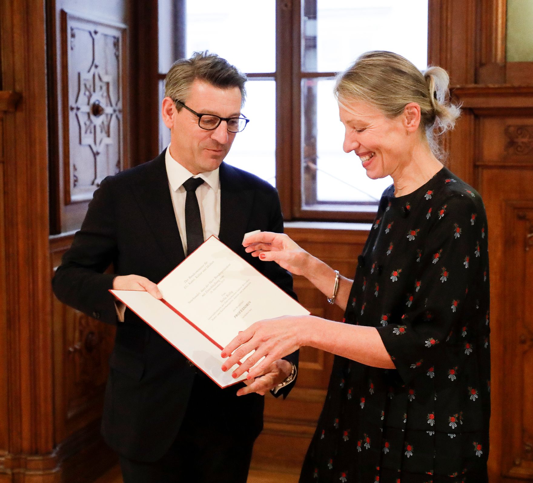 Am 2. Dezember 2019 überreichte Sektionschef Jürgen Meindl (l.) die Urkunde über die Verleihung des Berufstitels Professorin an Stella Rollig (r.).
