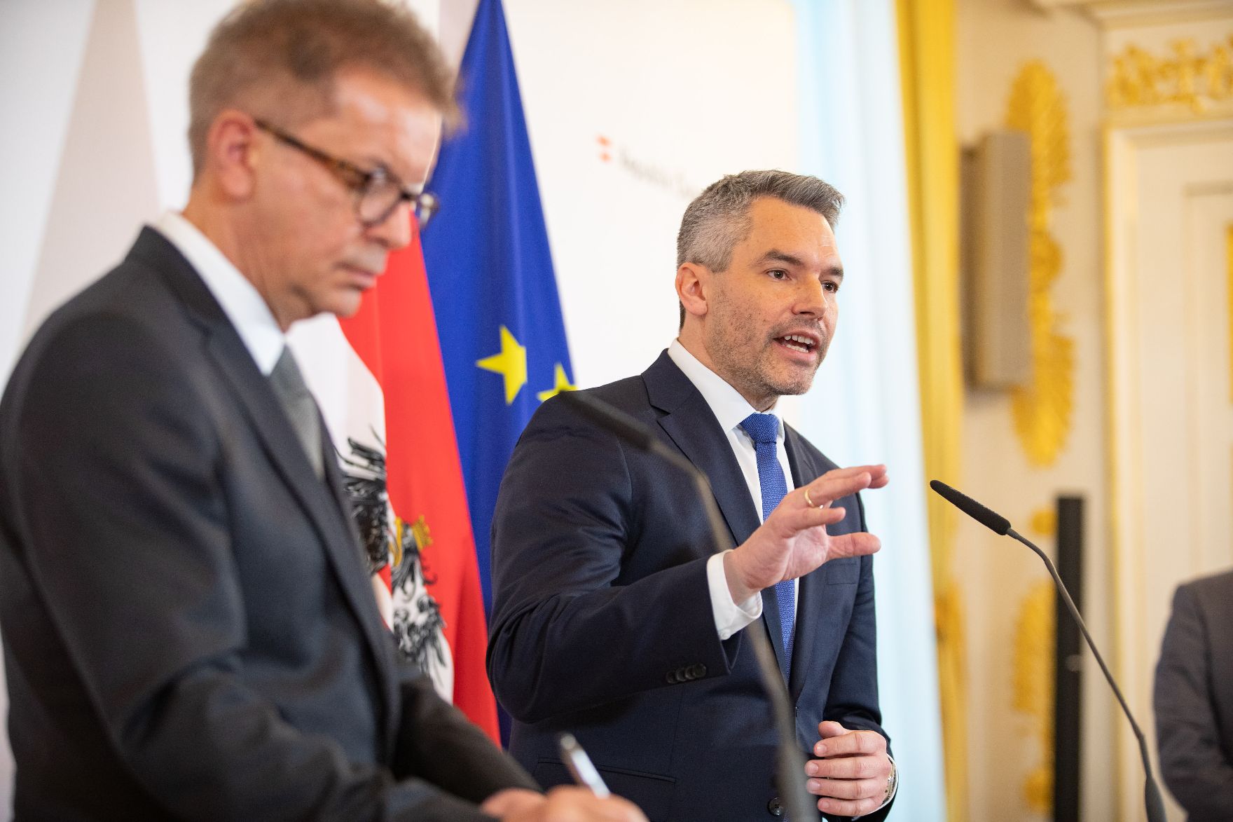 Bundesminister Rudolf Anschober (l.) und Bundesminister Karl Nehammer (r.) beim Pressefoyer nach dem Ministerrat am 15. Jänner 2020.