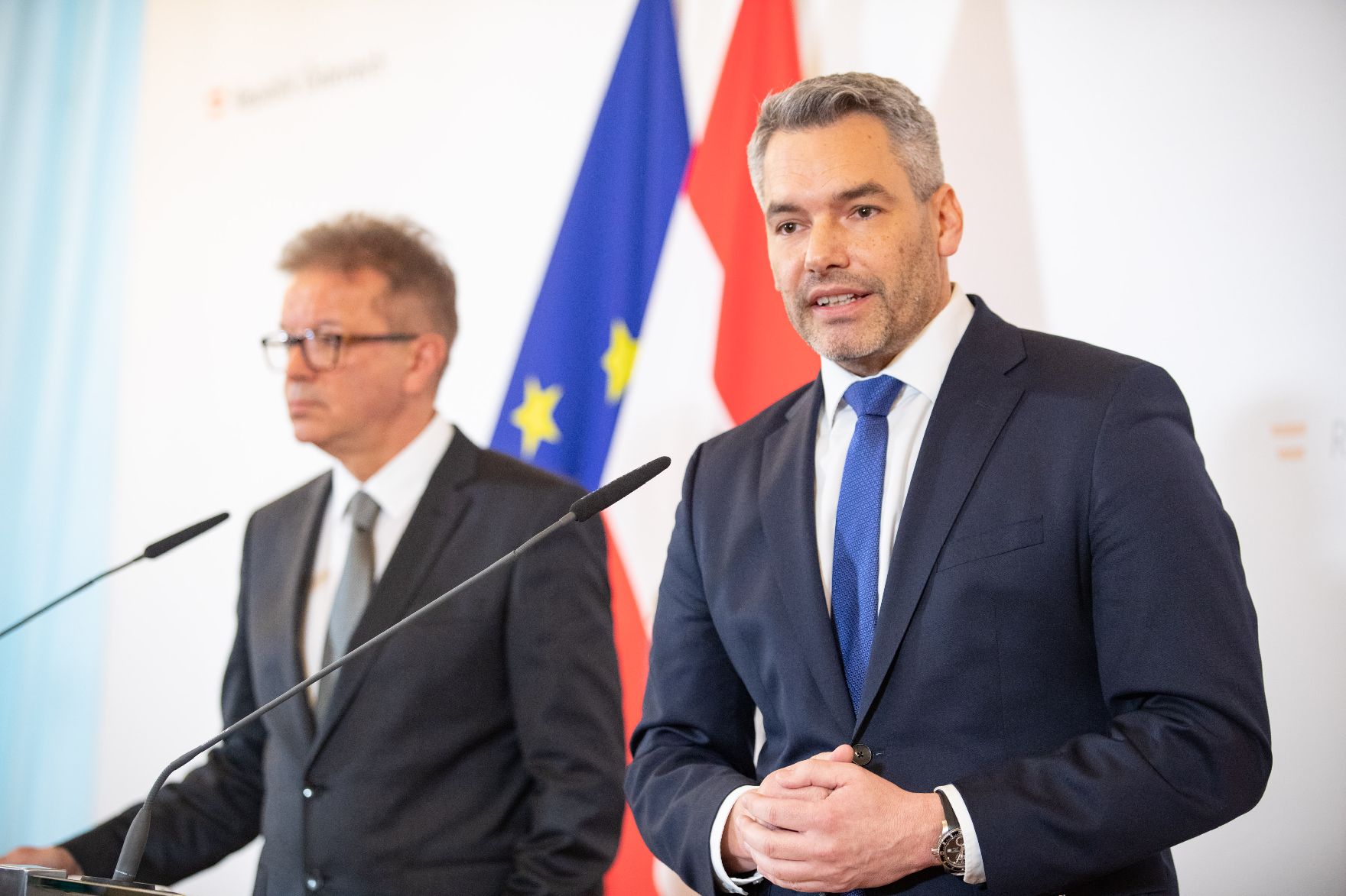 Bundesminister Rudolf Anschober (l.) und Bundesminister Karl Nehammer (r.) beim Pressefoyer nach dem Ministerrat am 15. Jänner 2020.