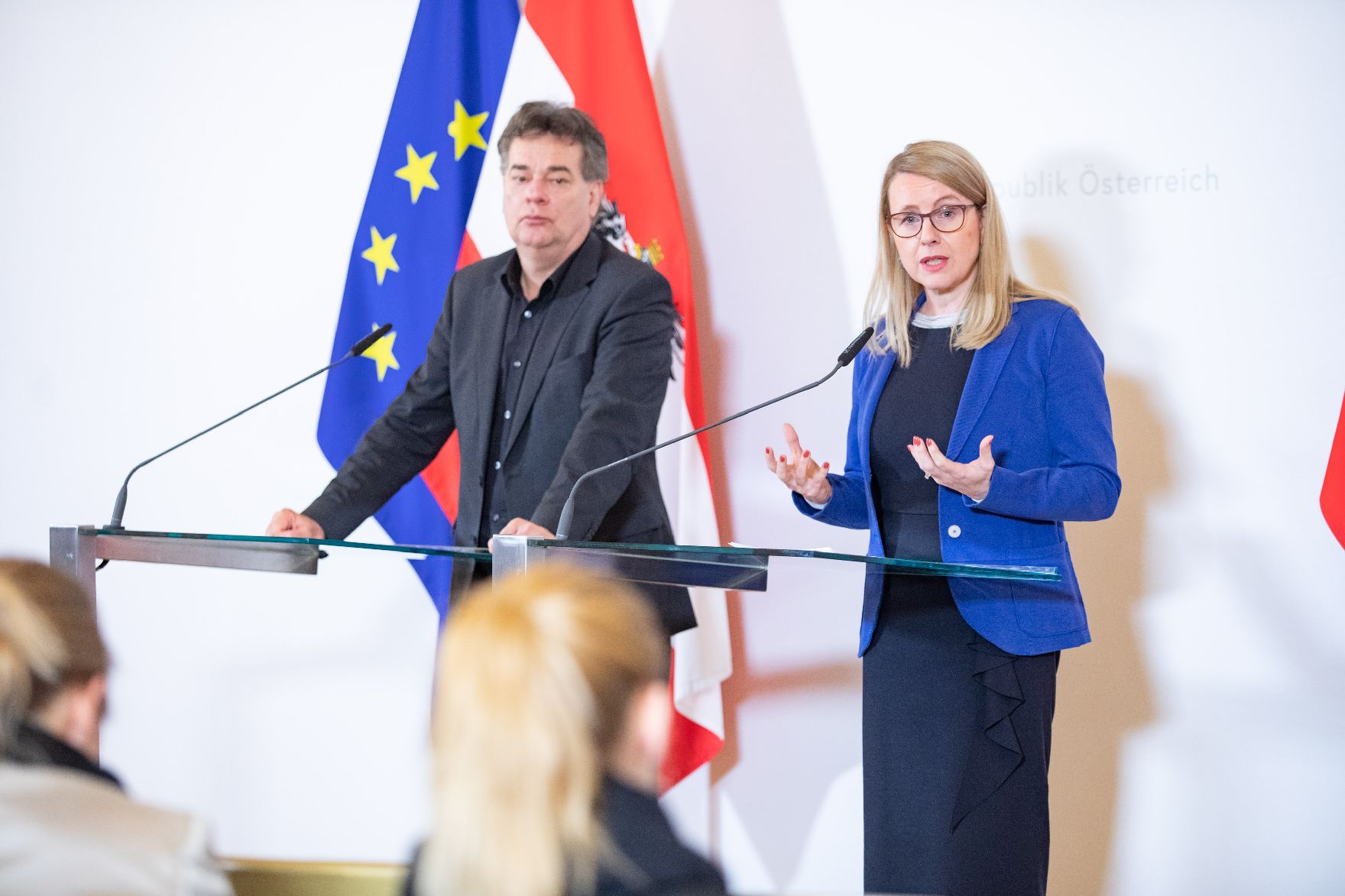 Vizekanzler Werner Kogler (l.) und Bundesministerin Margarete Schramböck (r.) beim Pressefoyer nach dem Ministerrat am 22. Jänner 2020.