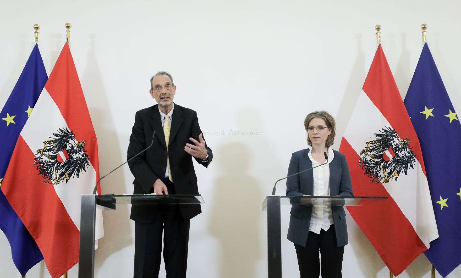 Bundesminister Heinz Faßmann (l.) und Bundesministerin Leonore Gewessler (r.) beim Pressefoyer nach dem Ministerrat am 12. Februar 2020.