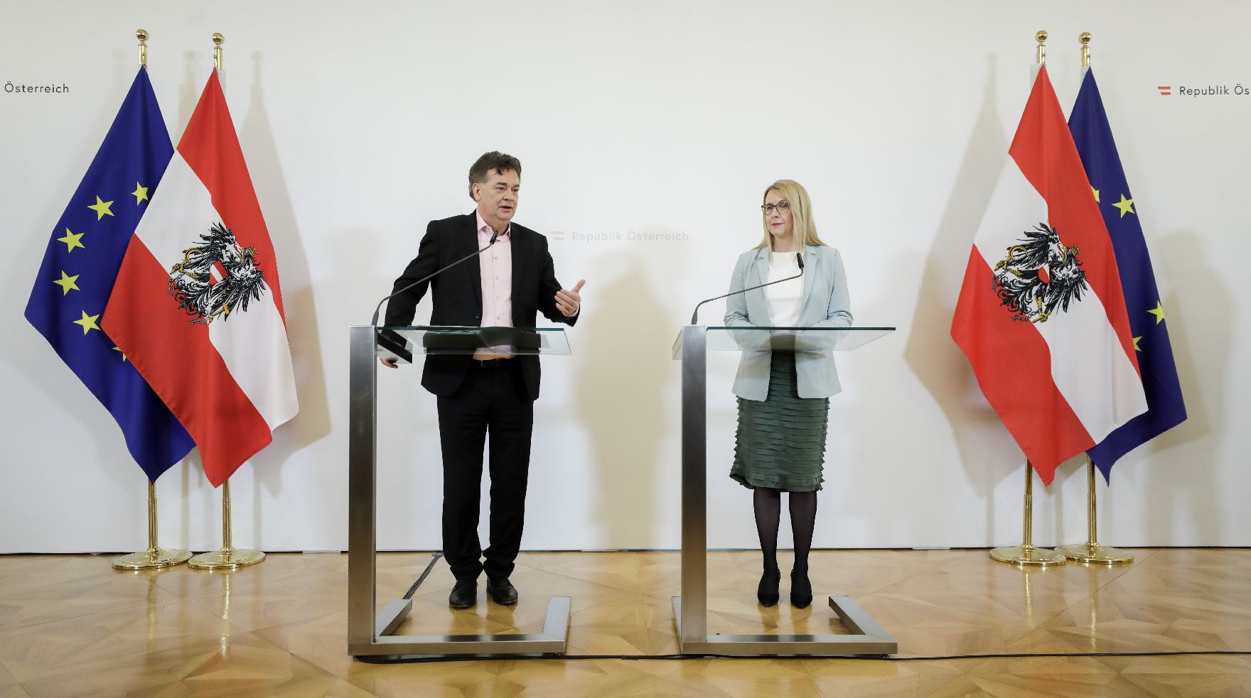 Vizekanzler Werner Kogler (l.) und Bundesministerin Margarete Schramböck (r.) beim Pressefoyer nach dem Ministerrat am 26. Februar 2020.