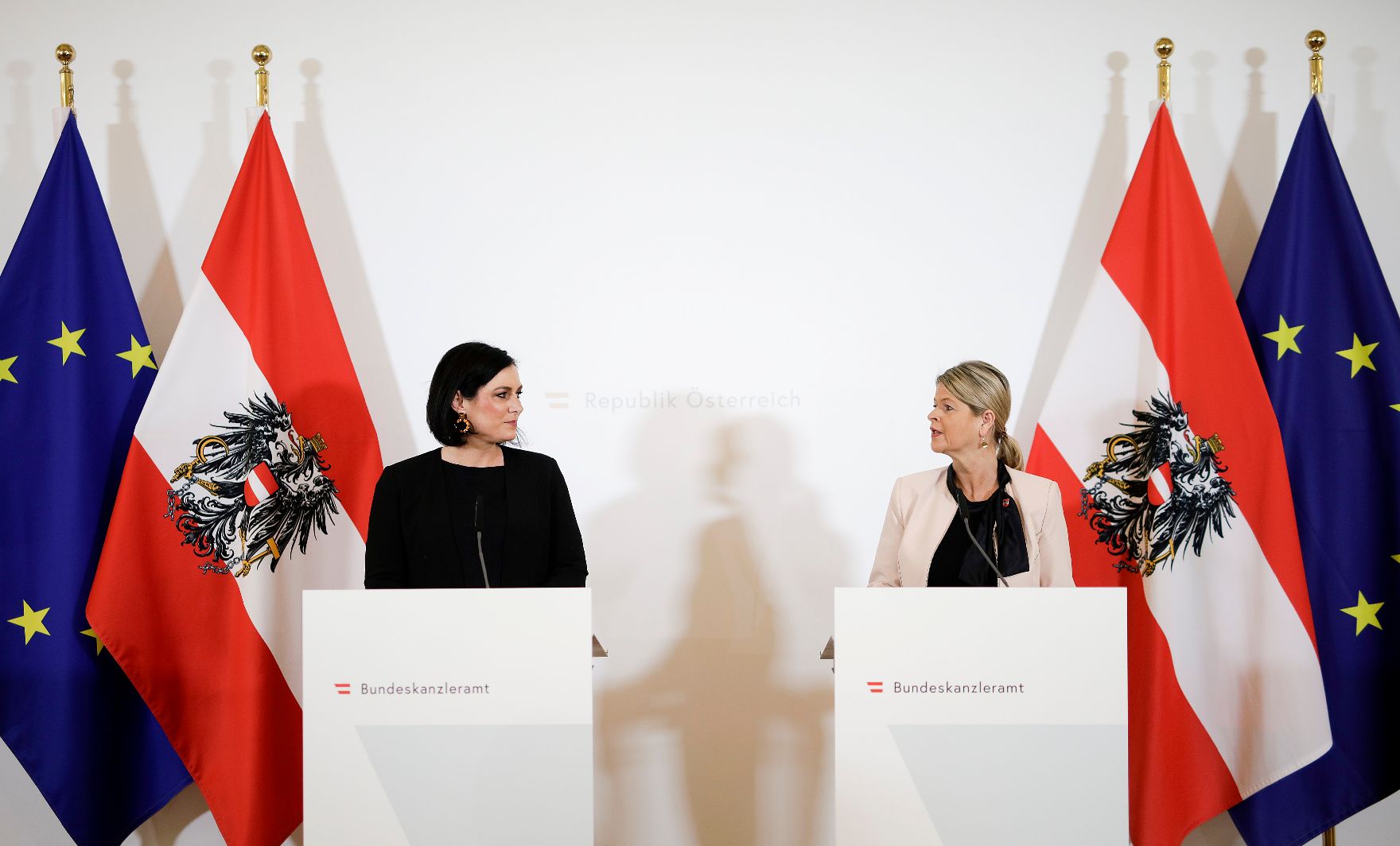 Am 15. März 2020 gab Bundesministerin Klaudia Tanner (r.) gemeinsam mit Bundesministerin Elisabeth Köstinger (l.) ein Pressestatement zum Thema „Massnahmen für Zivildiener und das Bundesheer“ ab.