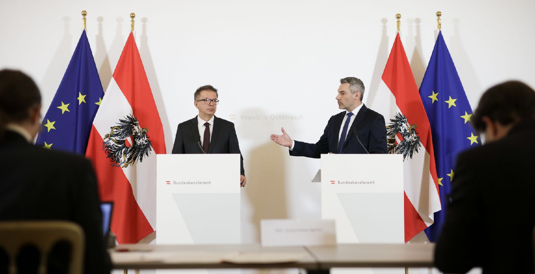 Am 17. März 2020 fand eine Pressekonferenz zu den neuesten Entwicklungen in Sachen Coronavirus statt. Im Bild Gesundheitsminister Rudolf Anschober (m.l.) und Innenminister Karl Nehammer (m.r.).