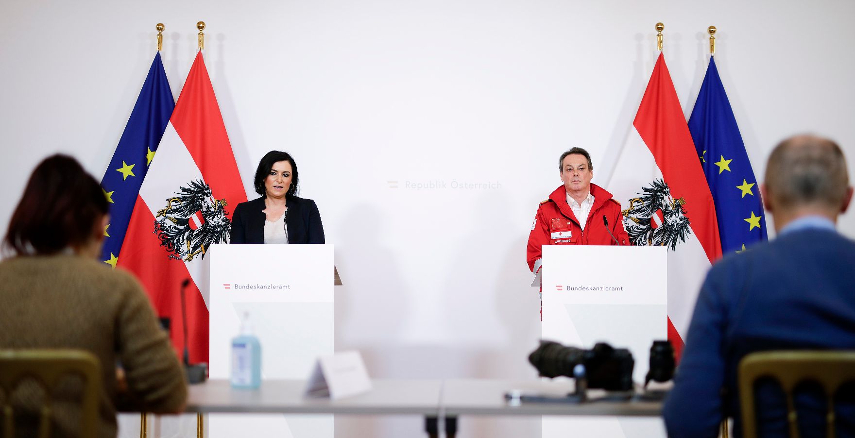 Am 21. März 2020 fand ein Pressestatement zu den Maßnahmen gegen die Krise im Bundeskanzleramt statt. Im Bild Bundesministerin Elisabeth Köstinger (l.) mit dem Rotes Kreuz-Generalsekretär Michael Opriesnig (r.).