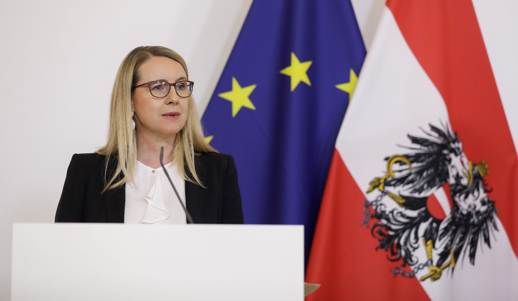 Am 3. April 2020 fand ein Pressestatement zu den Maßnahmen gegen die Krise im Bundeskanzleramt statt. Im Bild Wirtschaftsministerin Margarete Schramböck.