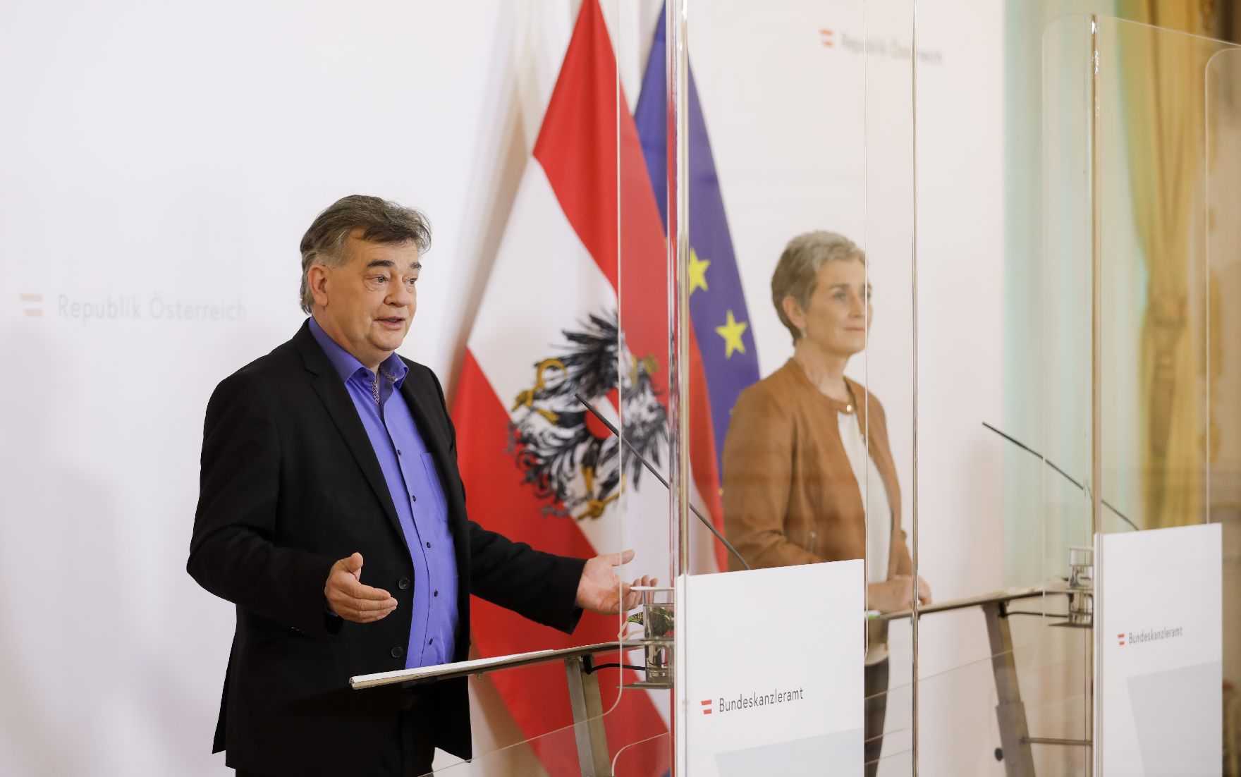 Am 17. April 2020 fand ein Pressestatement zu den Maßnahmen gegen die Krise im Bundeskanzleramt statt. Im Bild Vizekanzler Werner Kogler (l.) und Staatssekretärin für Kunst und Kultur Ulrike Lunacek (r.).