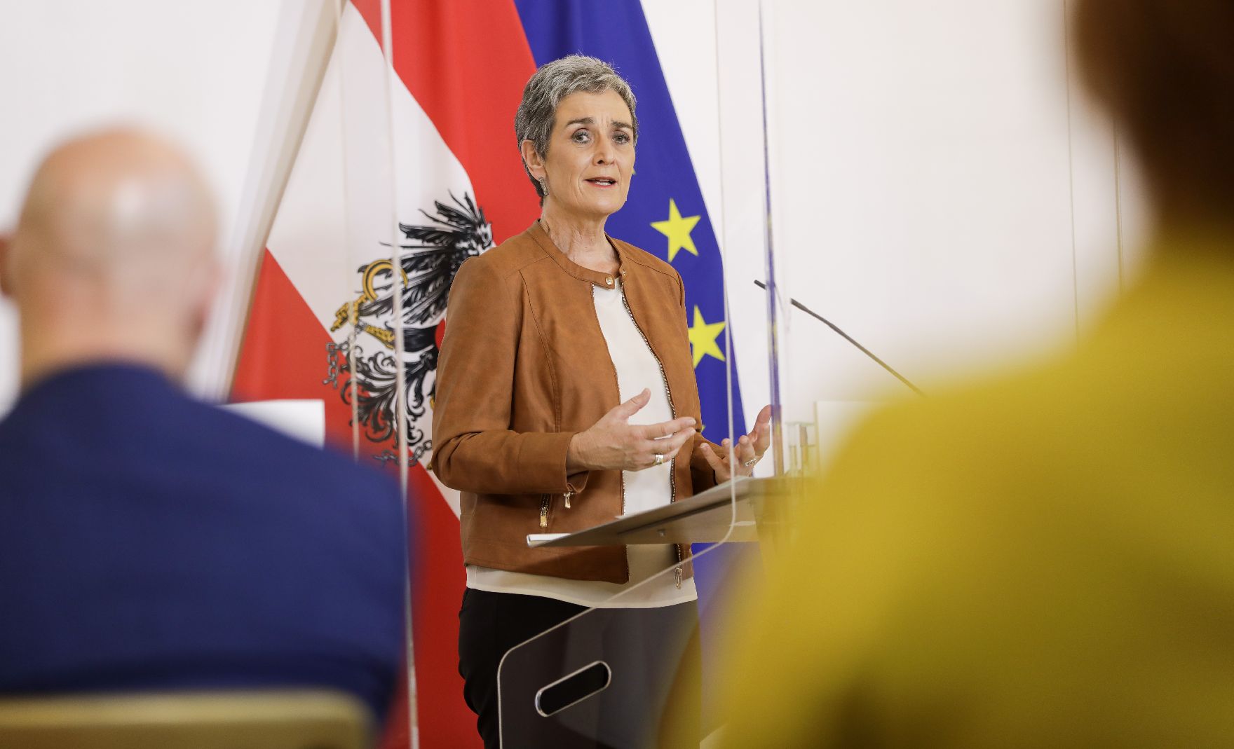 Am 17. April 2020 fand ein Pressestatement zu den Maßnahmen gegen die Krise im Bundeskanzleramt statt. Im Bild Staatssekretärin für Kunst und Kultur Ulrike Lunacek.